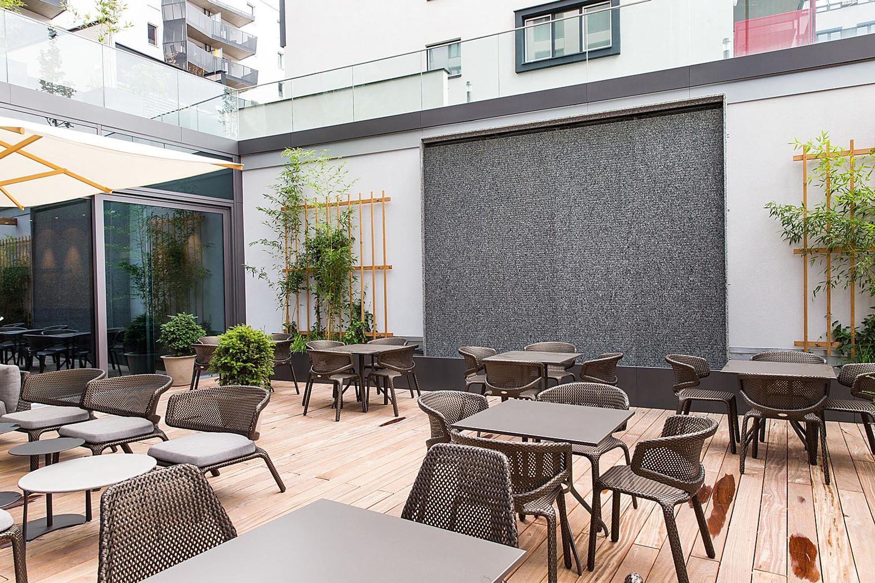 Designhotel Wien Hauptbahnhof Motel One Außenbereich mit Sitzmöglichkeiten