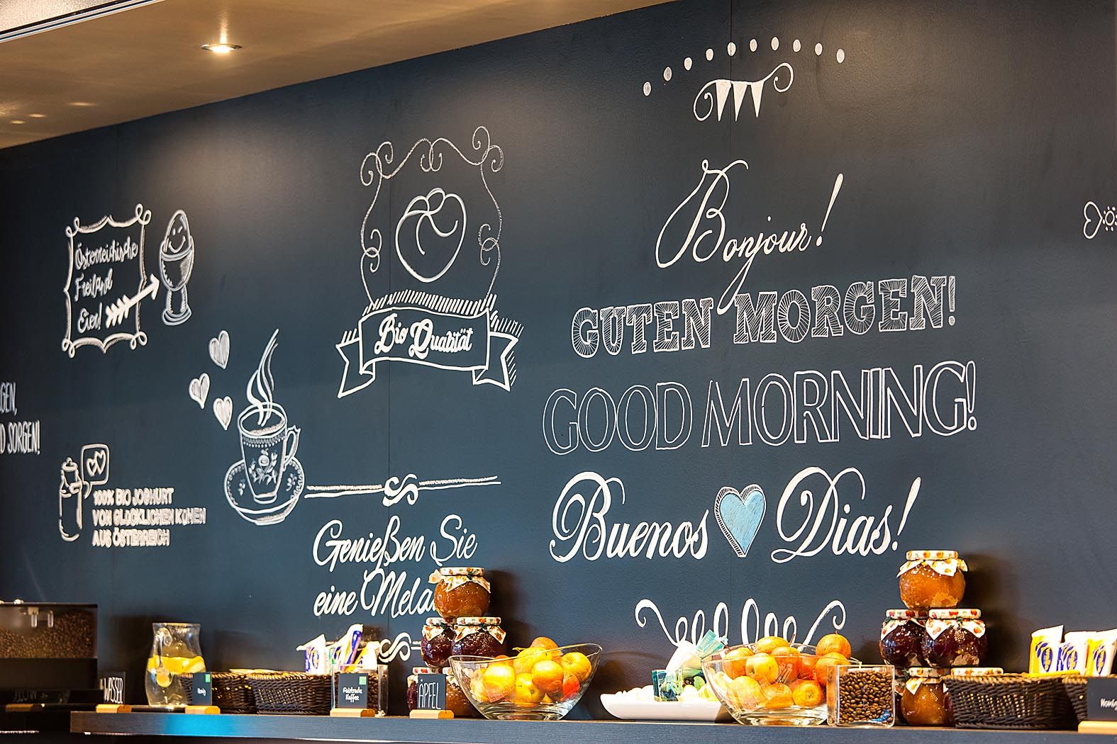 Hotel Wien Hauptbahnhof Motel One Buffet und Frühstückstafel