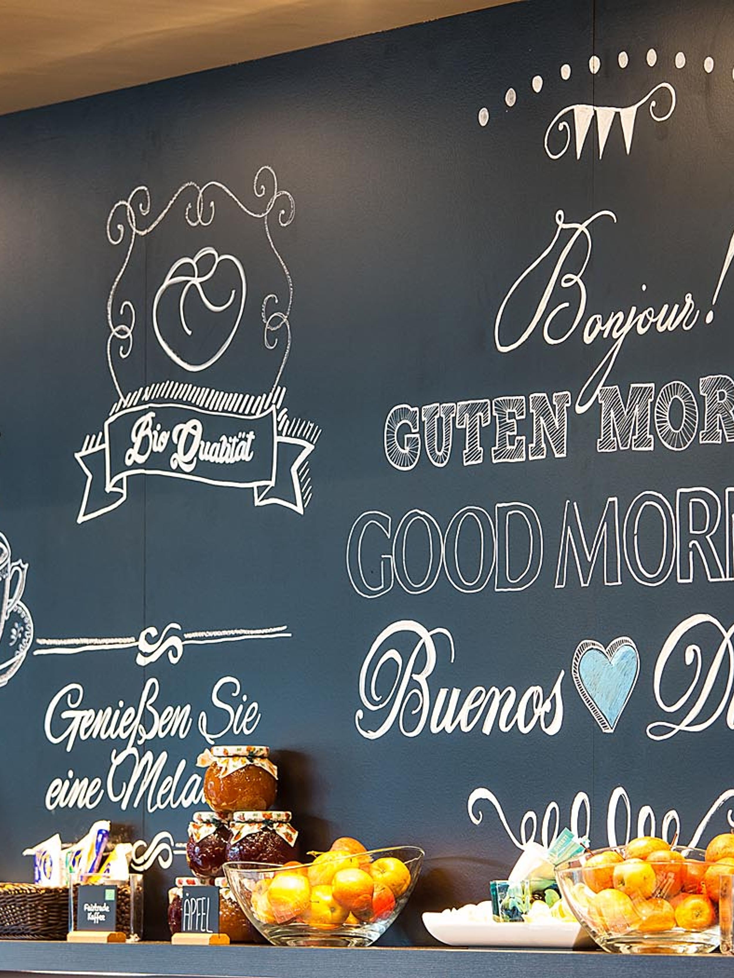 Hotel Wien Hauptbahnhof Motel One Buffet und Frühstückstafel