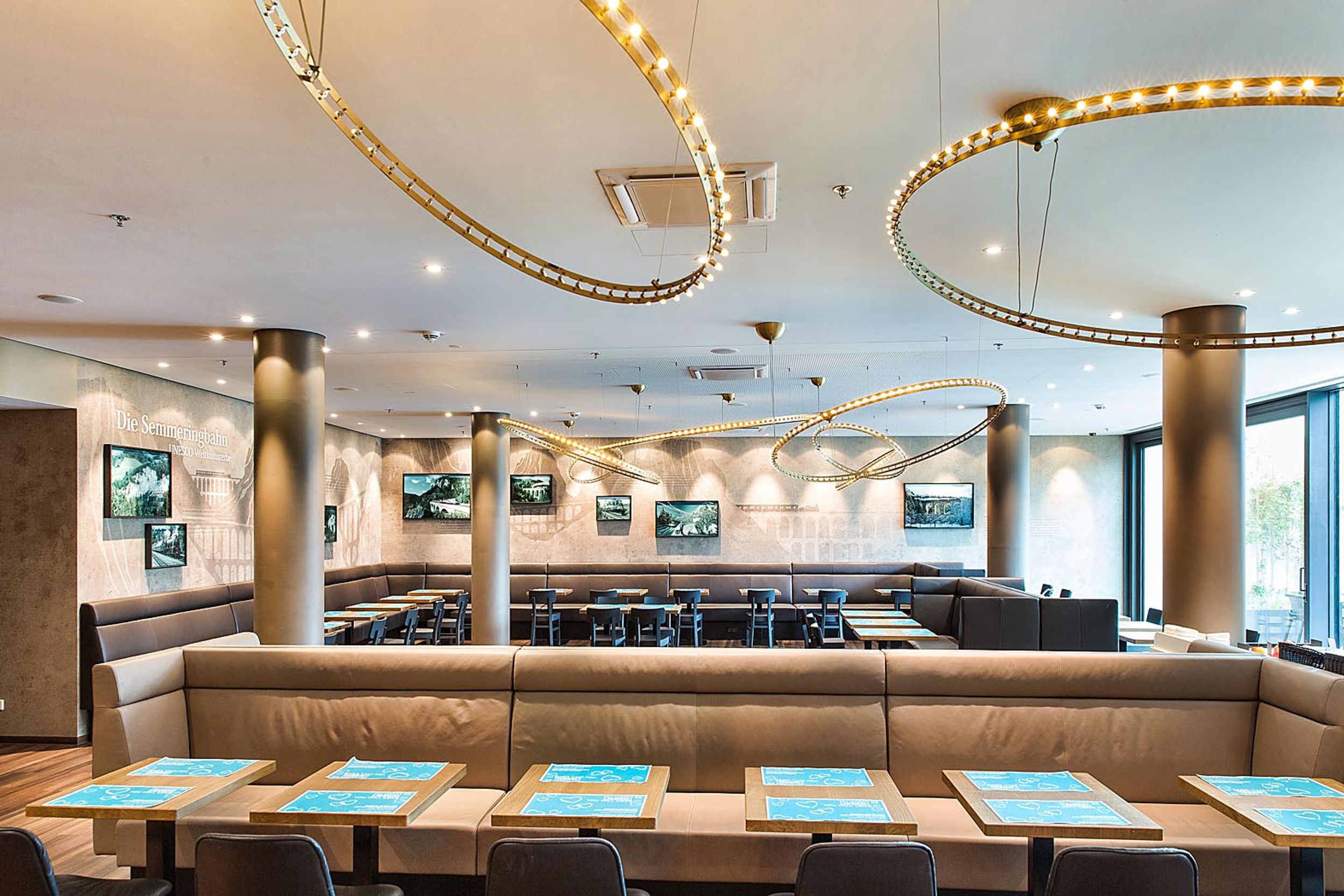 Hotel Wien Hauptbahnhof Motel One Essbereich mit Tischen und Stühlen