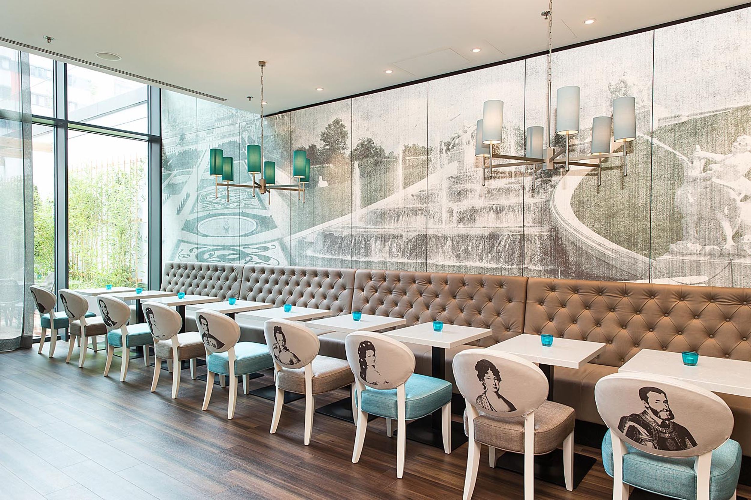 Design Hotel Wien Hauptbahnhof Motel One Tische und Stühle