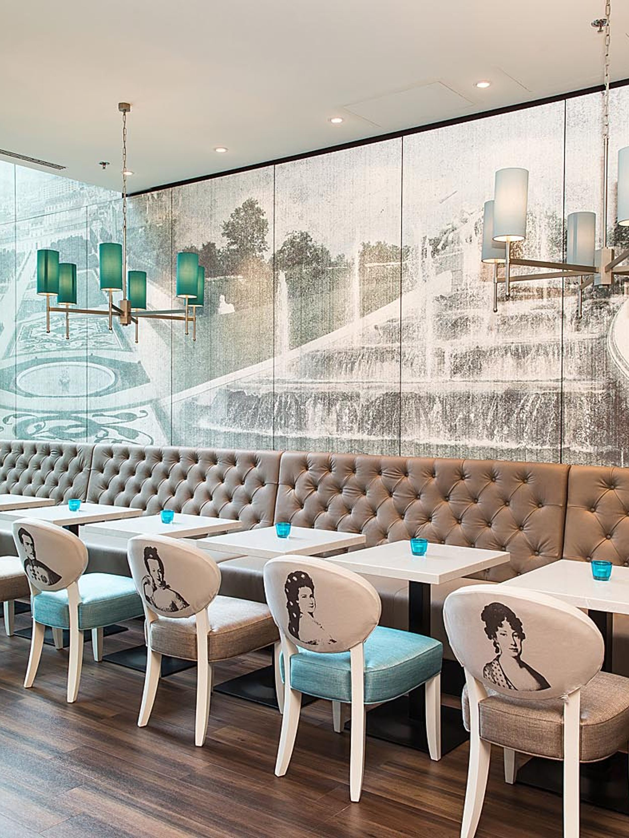 Design Hotel Wien Hauptbahnhof Motel One Tische und Stühle