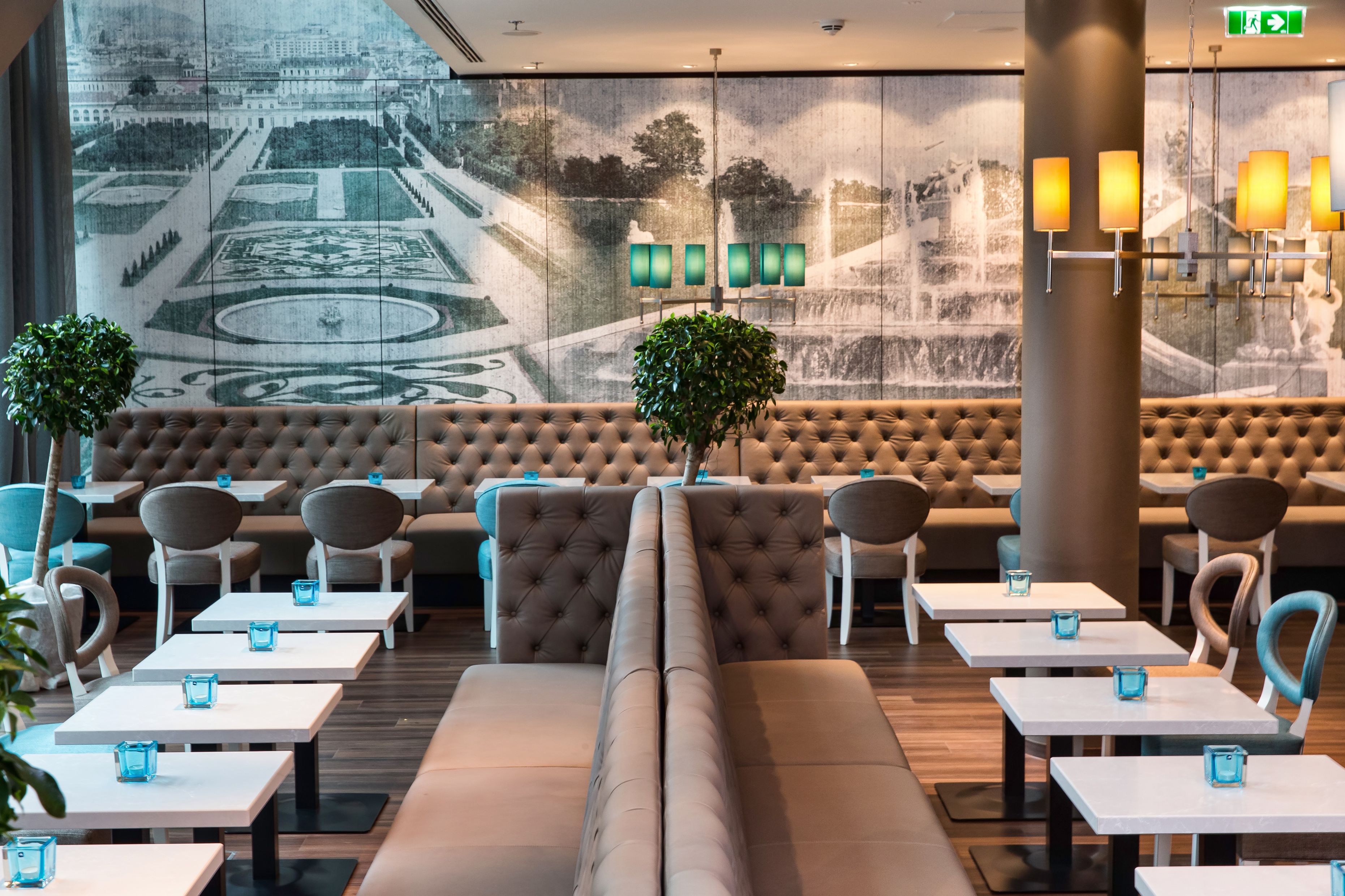 Designhotel Wien Hauptbahnhof Motel One Essbereich mit Tischen und Stühlen