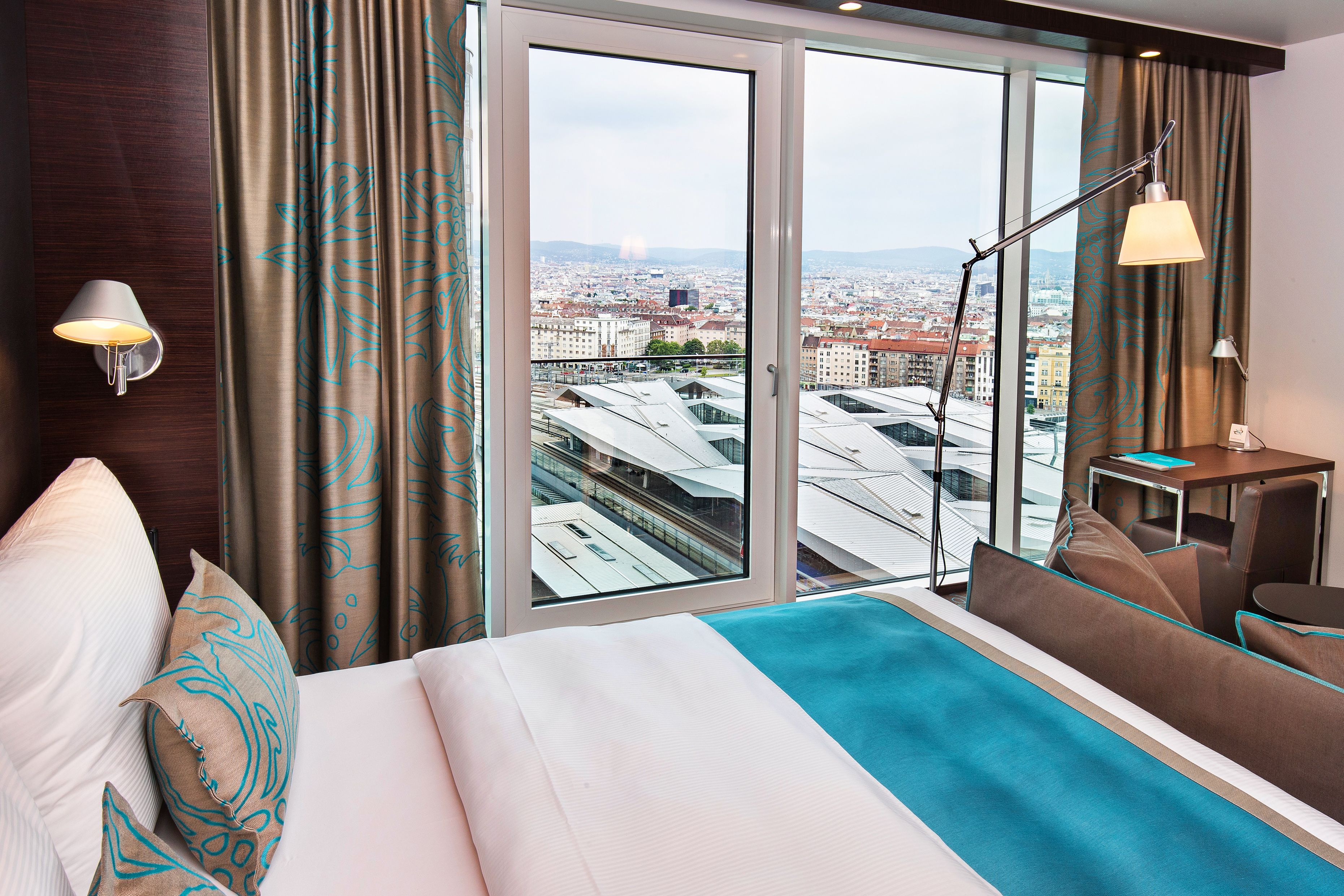 Designhotel Wien Hauptbahnhof Motel One Doppelbett und bodentiefe Fenster