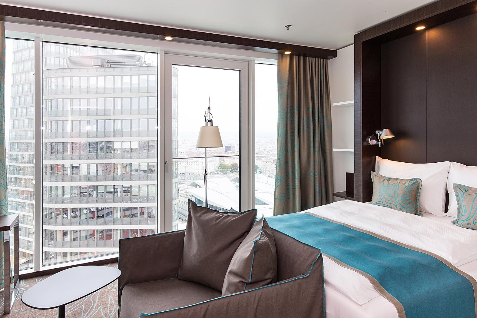 Designhotel Wien Hauptbahnhof Motel One bodentiefe Fenster, Doppelbett und Couch