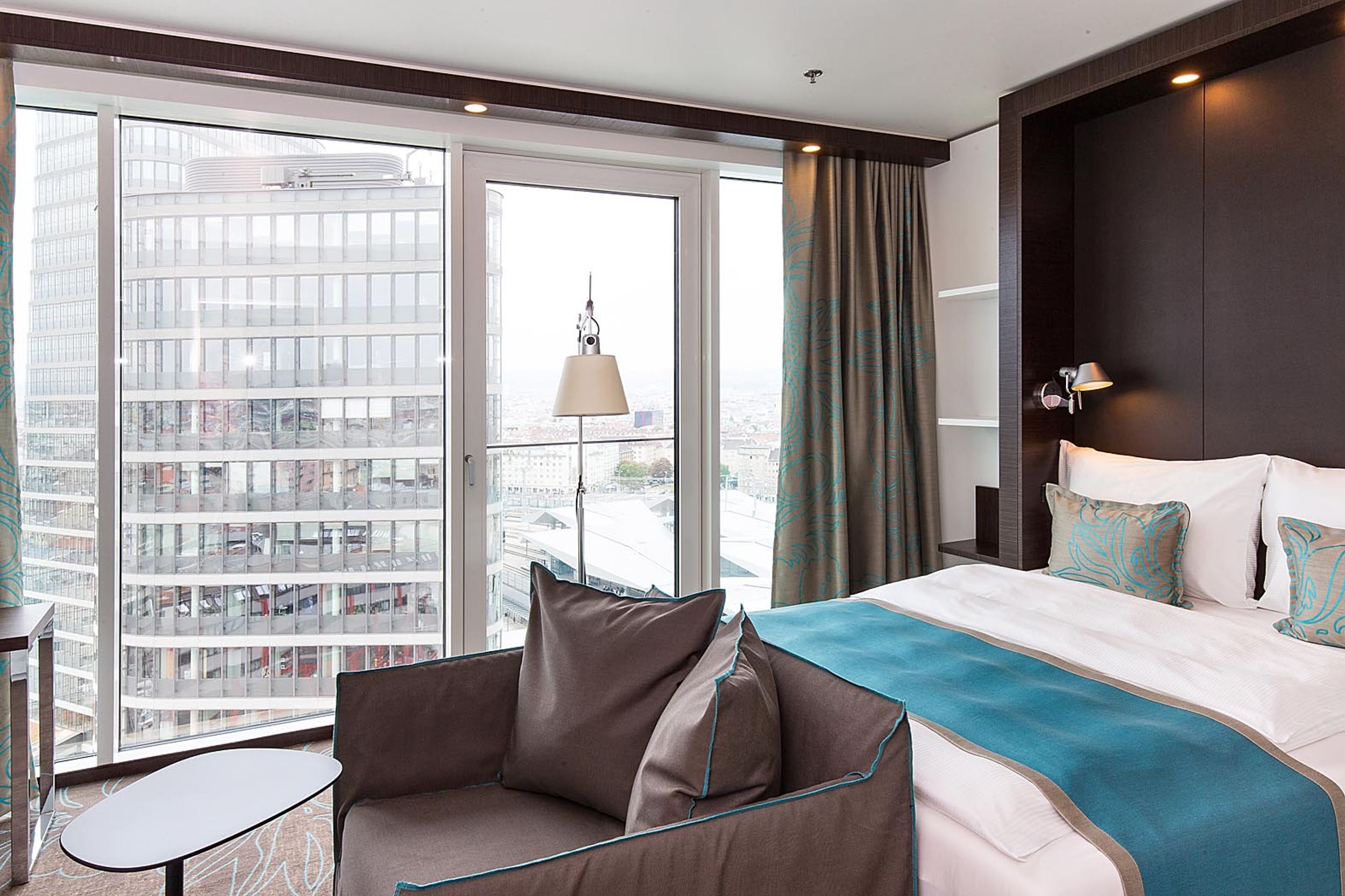 Designhotel Wien Hauptbahnhof Motel One bodentiefe Fenster, Doppelbett und Couch