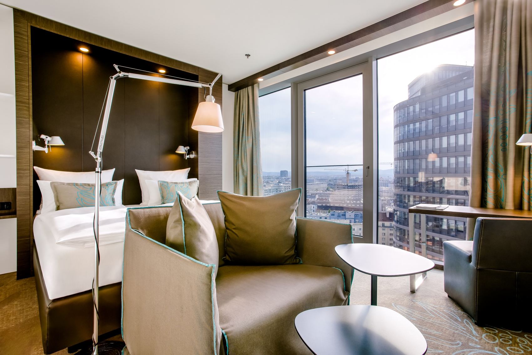 Designhotel Wien Hauptbahnhof Motel One bodentiefe Fenster, Doppelbett sowie Couch