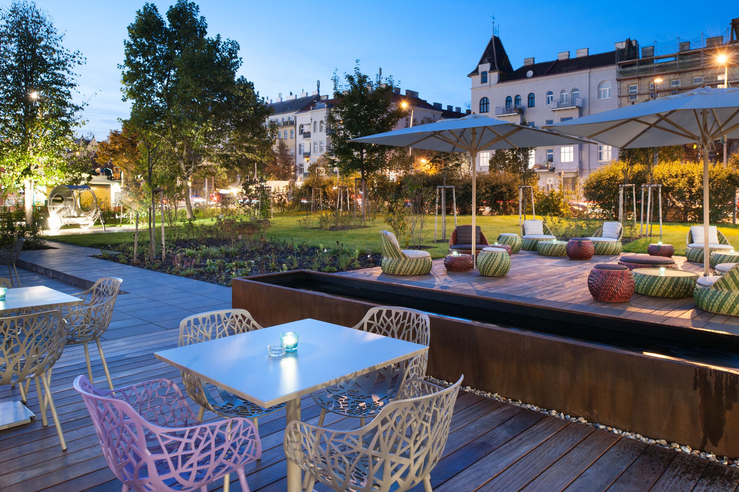 Hotel Wien Prater Motel One Außenbereich mit Tischen und Stühlen
