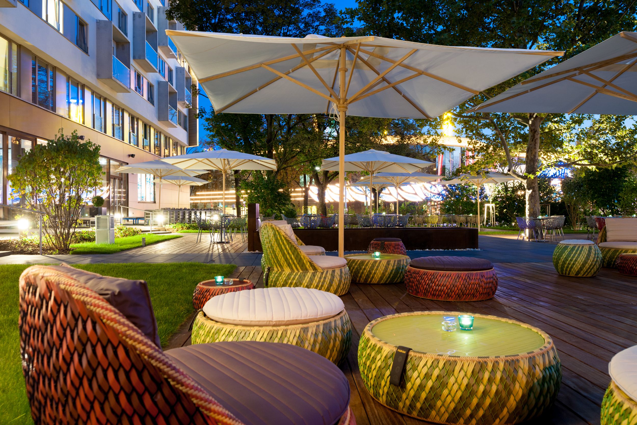 Hotel Wien Prater Motel One Außenbereich bei Abend mit Sitzgelegenheiten