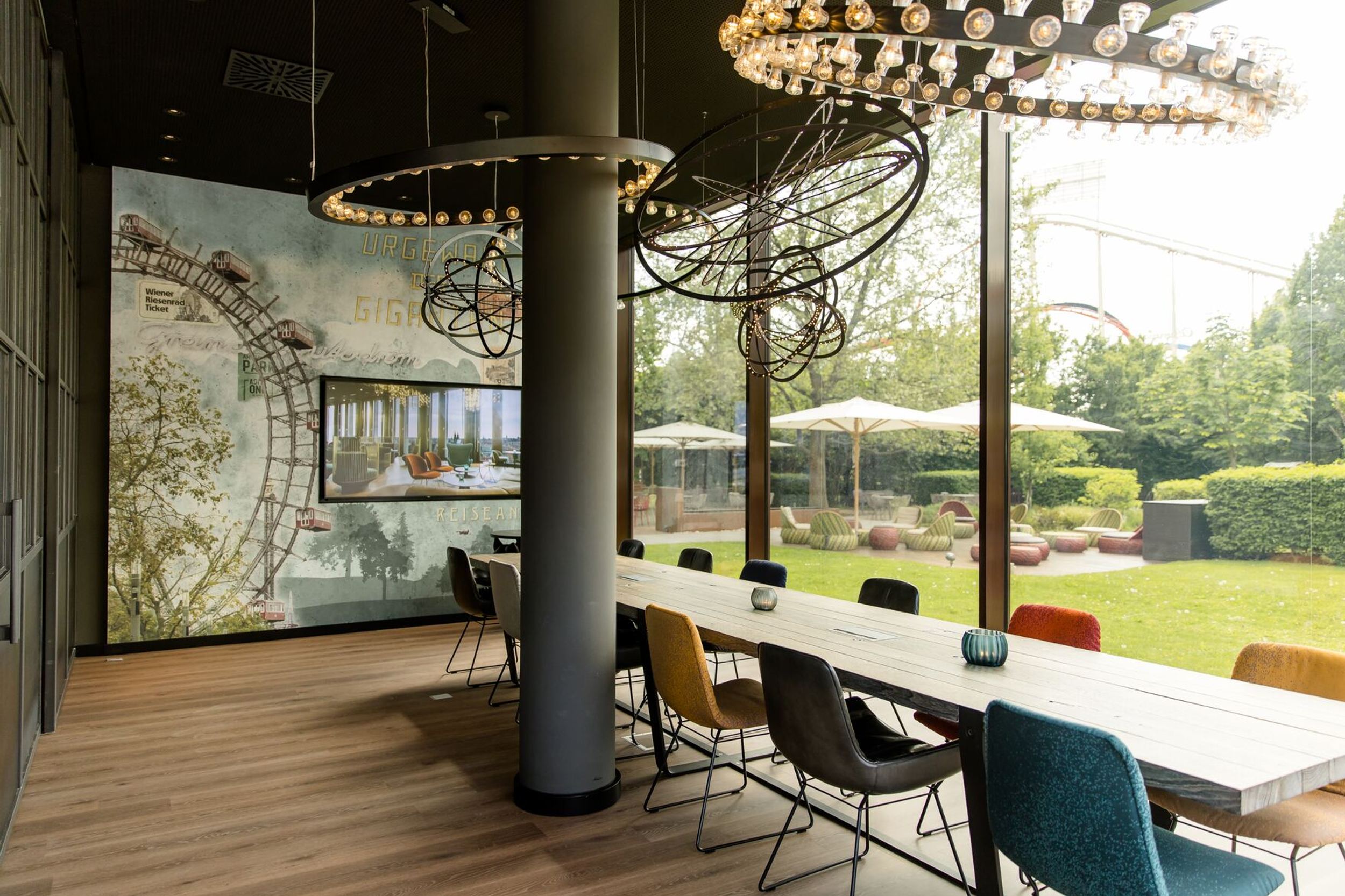 Designhotel Wien Prater Motel One Meetingraum mit langem Tisch