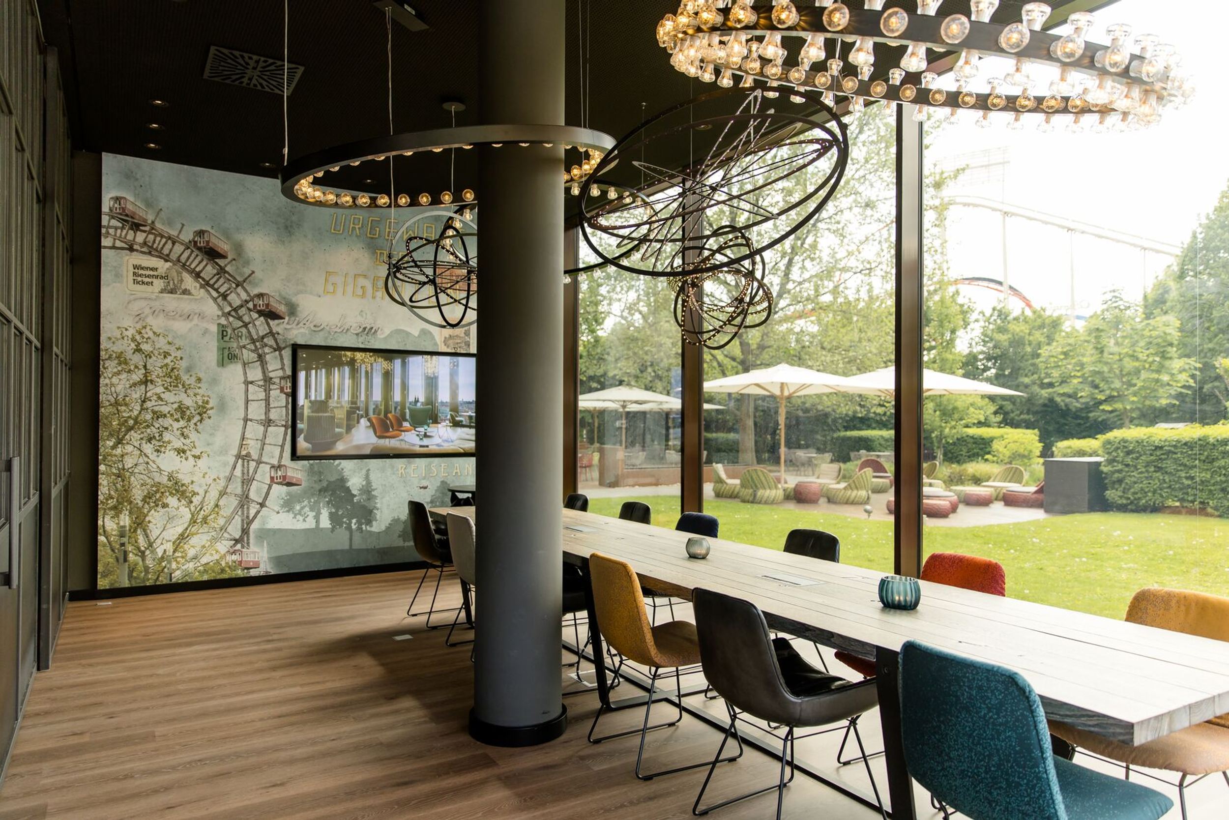 Designhotel Wien Prater Motel One Meetingraum mit langem Tisch
