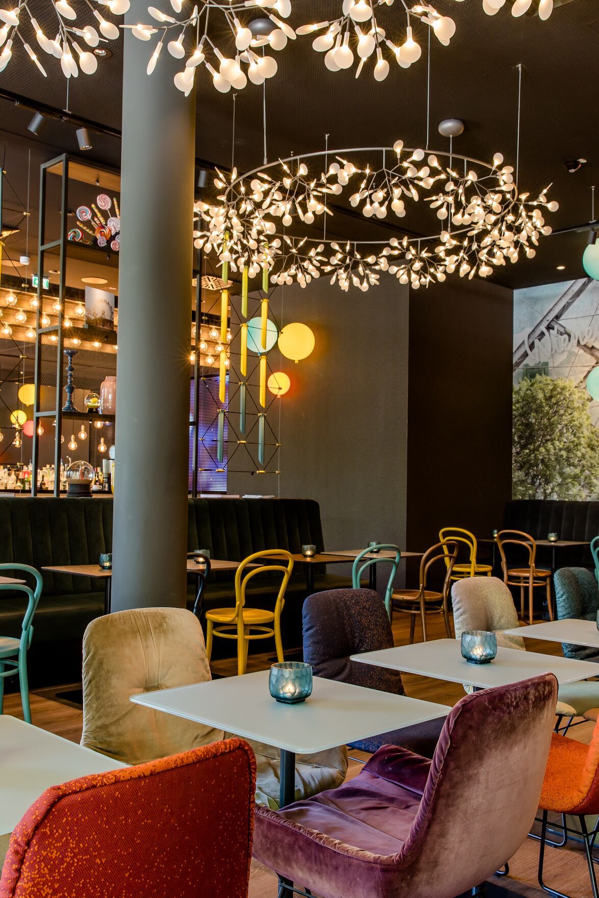 Designhotel Wien Prater Motel One Frühstücksbereich mit Tischen und Stühlen