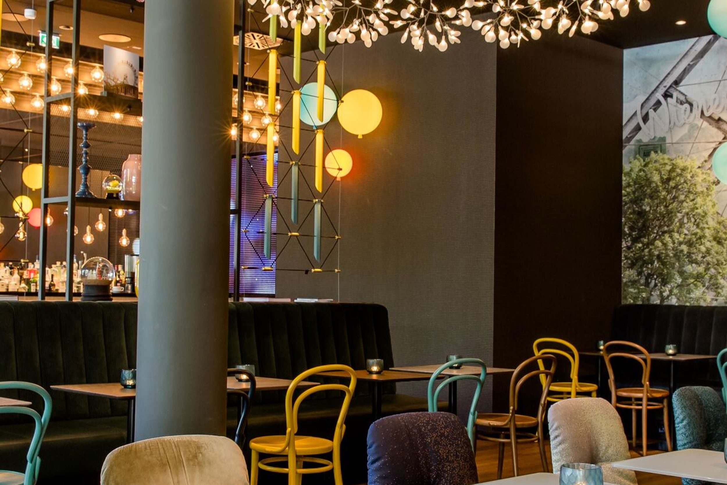 Designhotel Wien Prater Motel One Frühstücksbereich mit Tischen und Stühlen