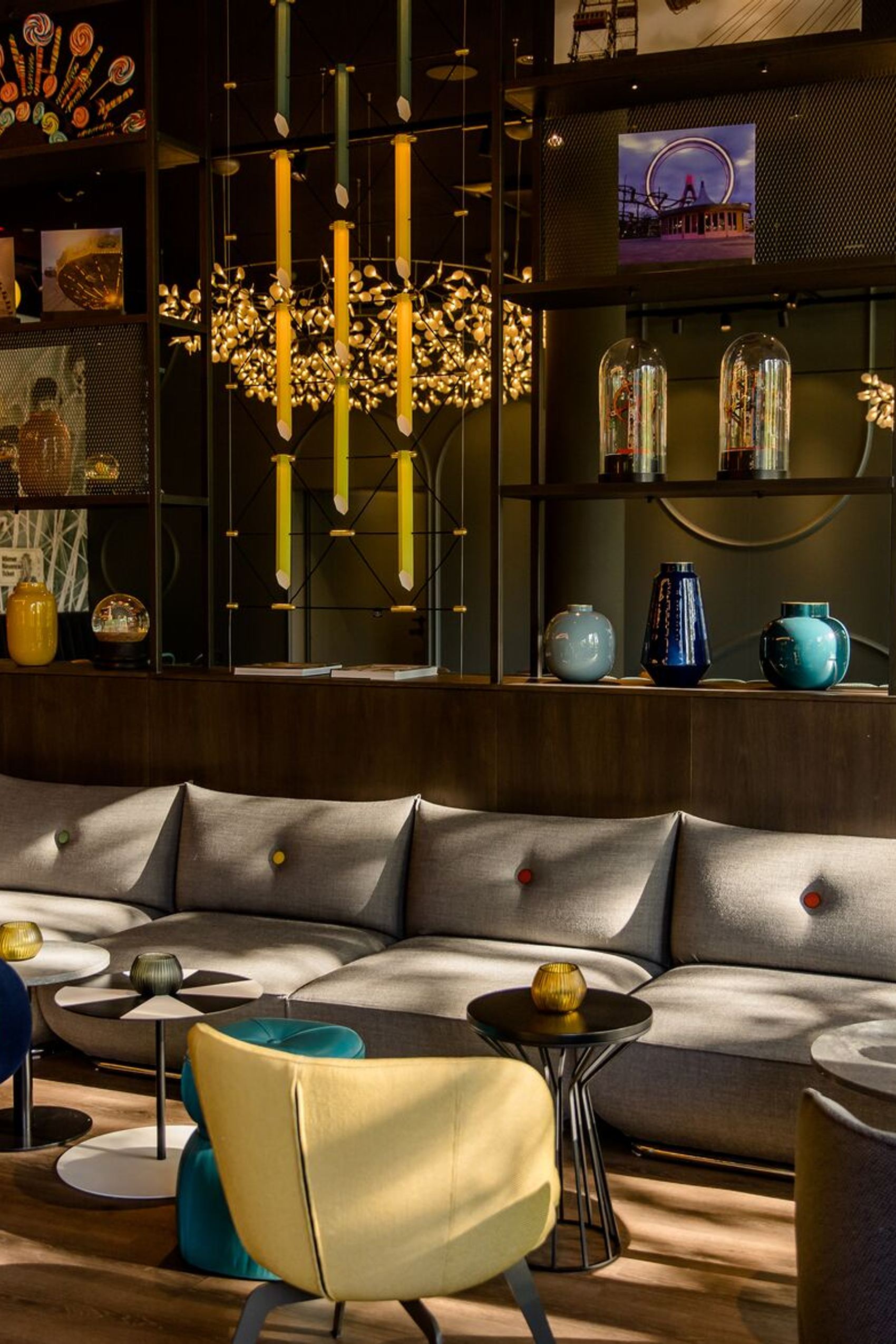 Designhotel Wien Prater Motel One Lounge mit großer Couch