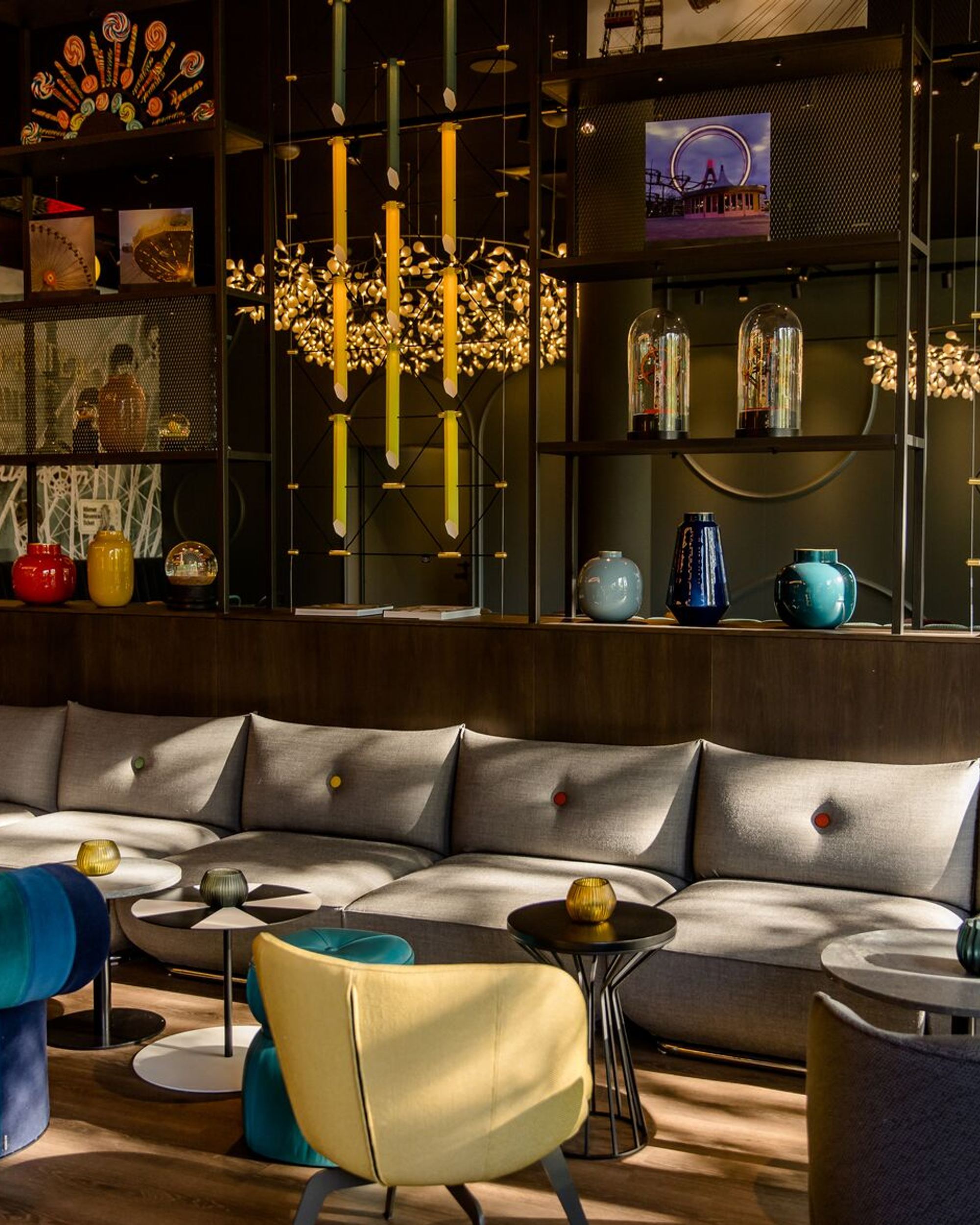 Designhotel Wien Prater Motel One Lounge mit großer Couch