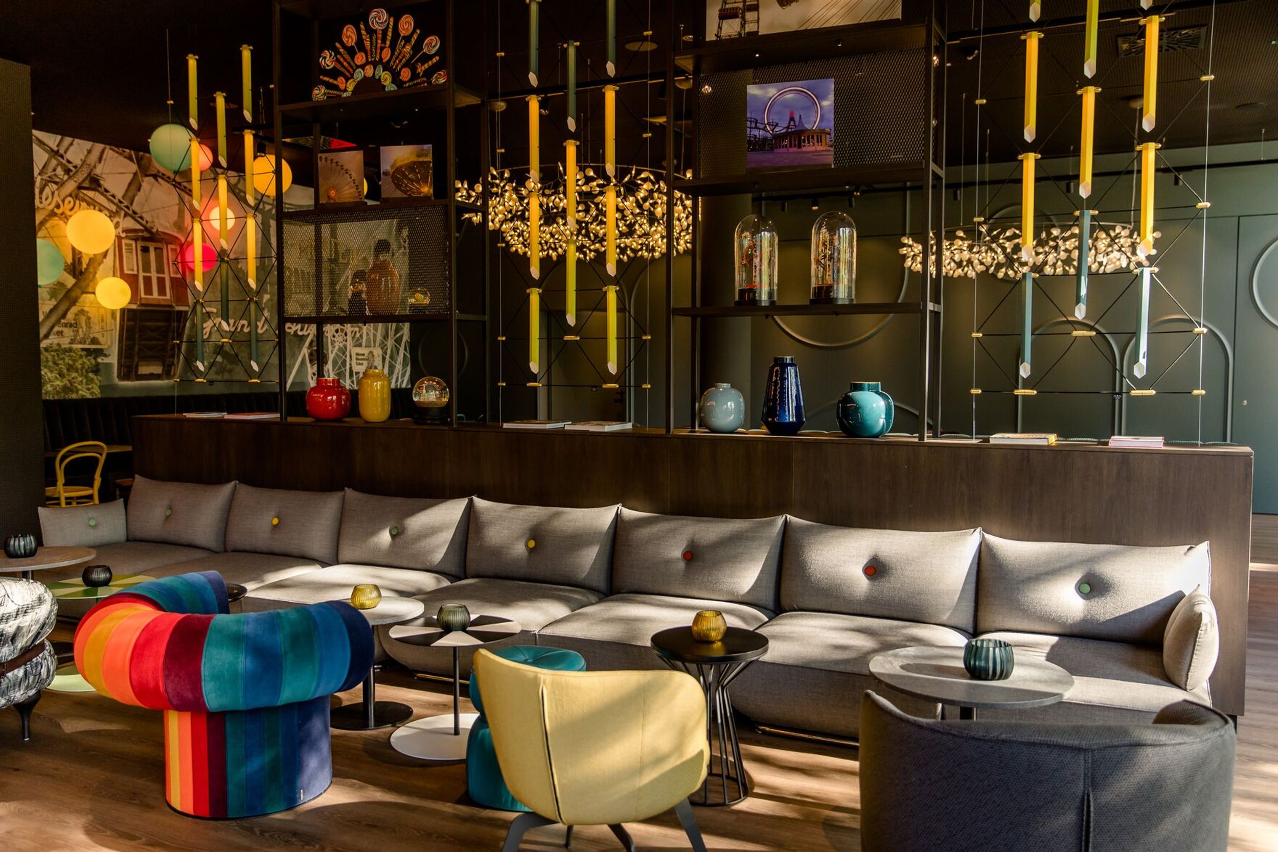 Designhotel Wien Prater Motel One Lounge mit großer Couch