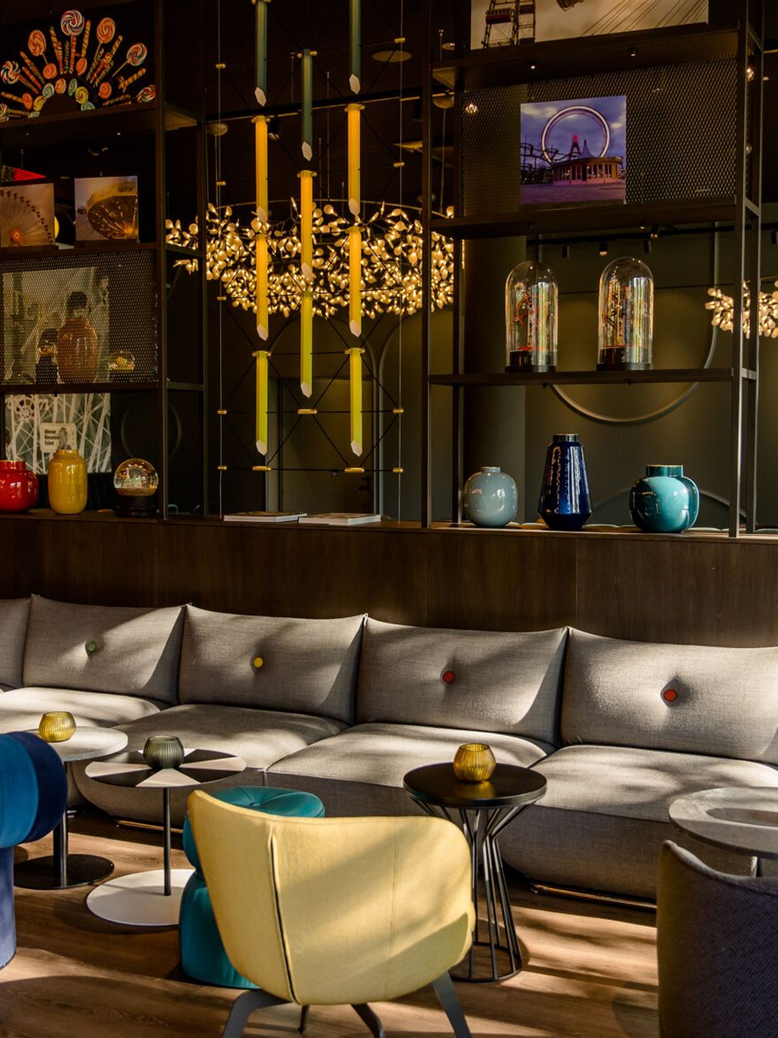 Designhotel Wien Prater Motel One Lounge mit großer Couch