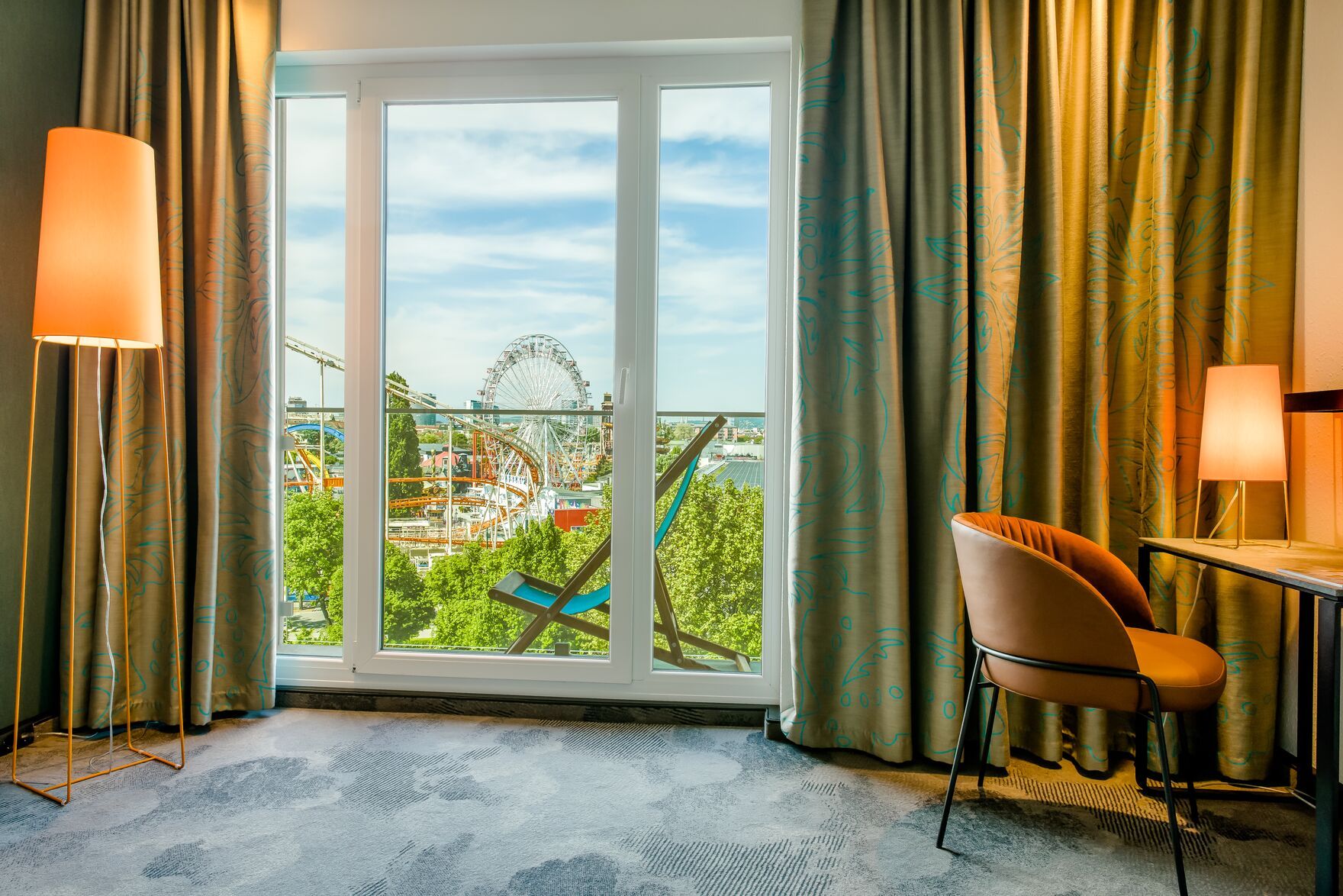 Designhotel Wien Prater Motel One helles Zimmer mit bodentiefen Fenstern