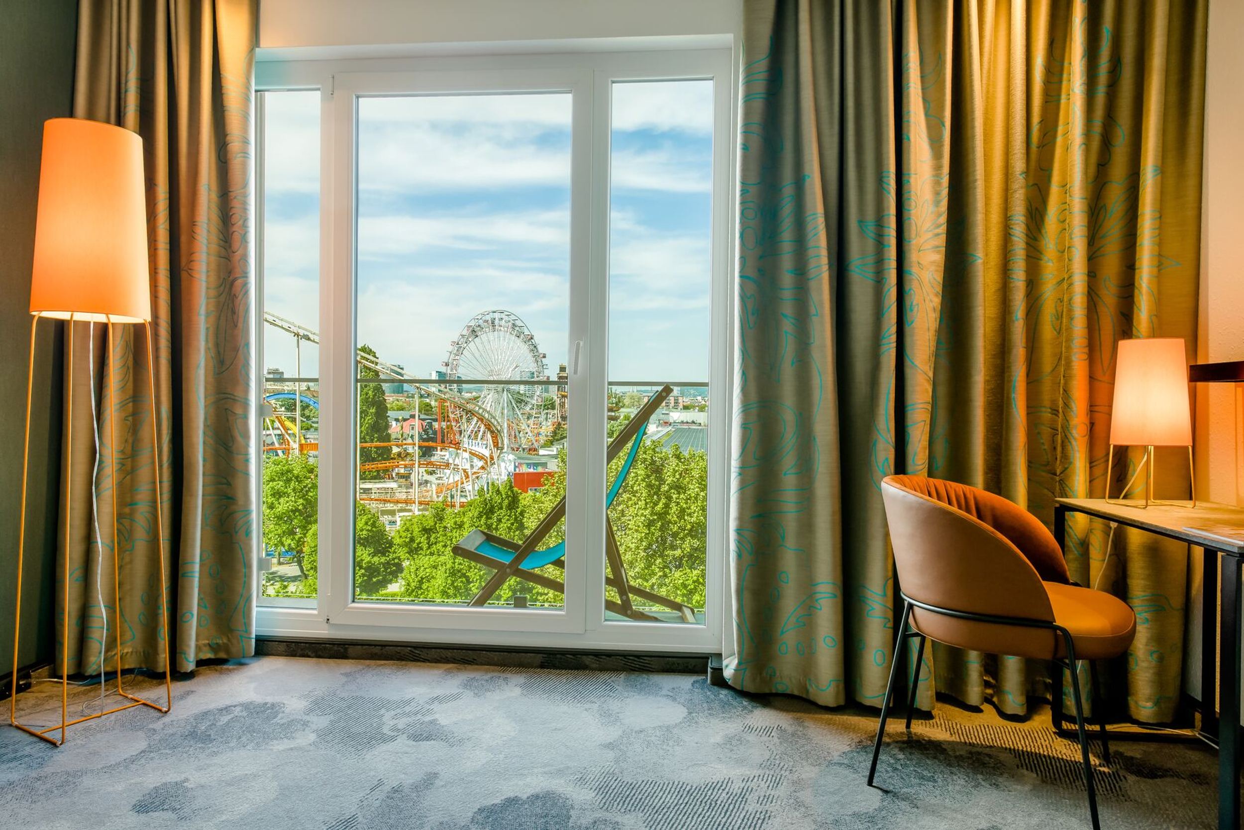 Designhotel Wien Prater Motel One helles Zimmer mit bodentiefen Fenstern