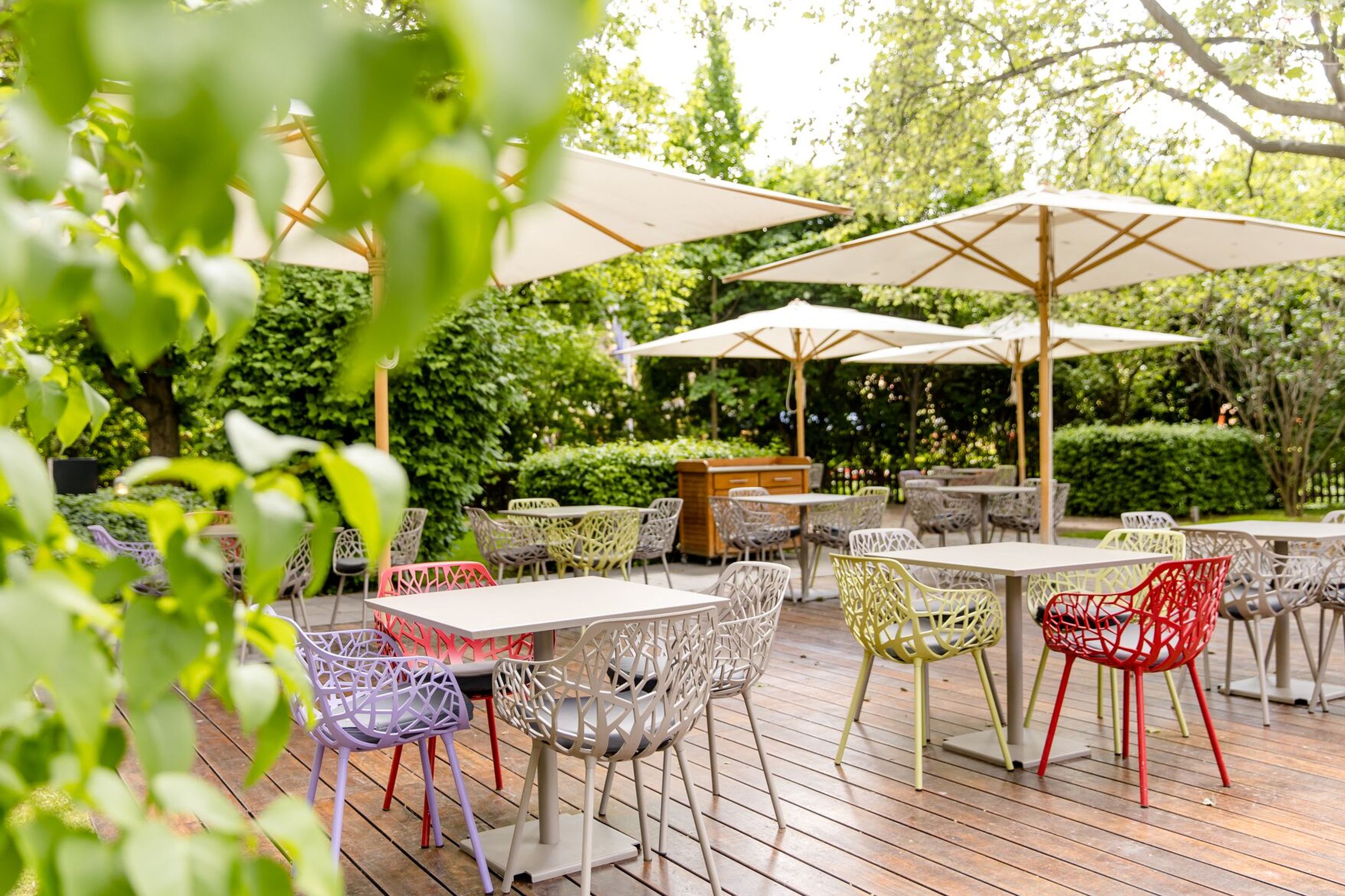 Designhotel Wien Prater Motel One Terrasse mit Tischen, Stühlen und Sonnenschirmen