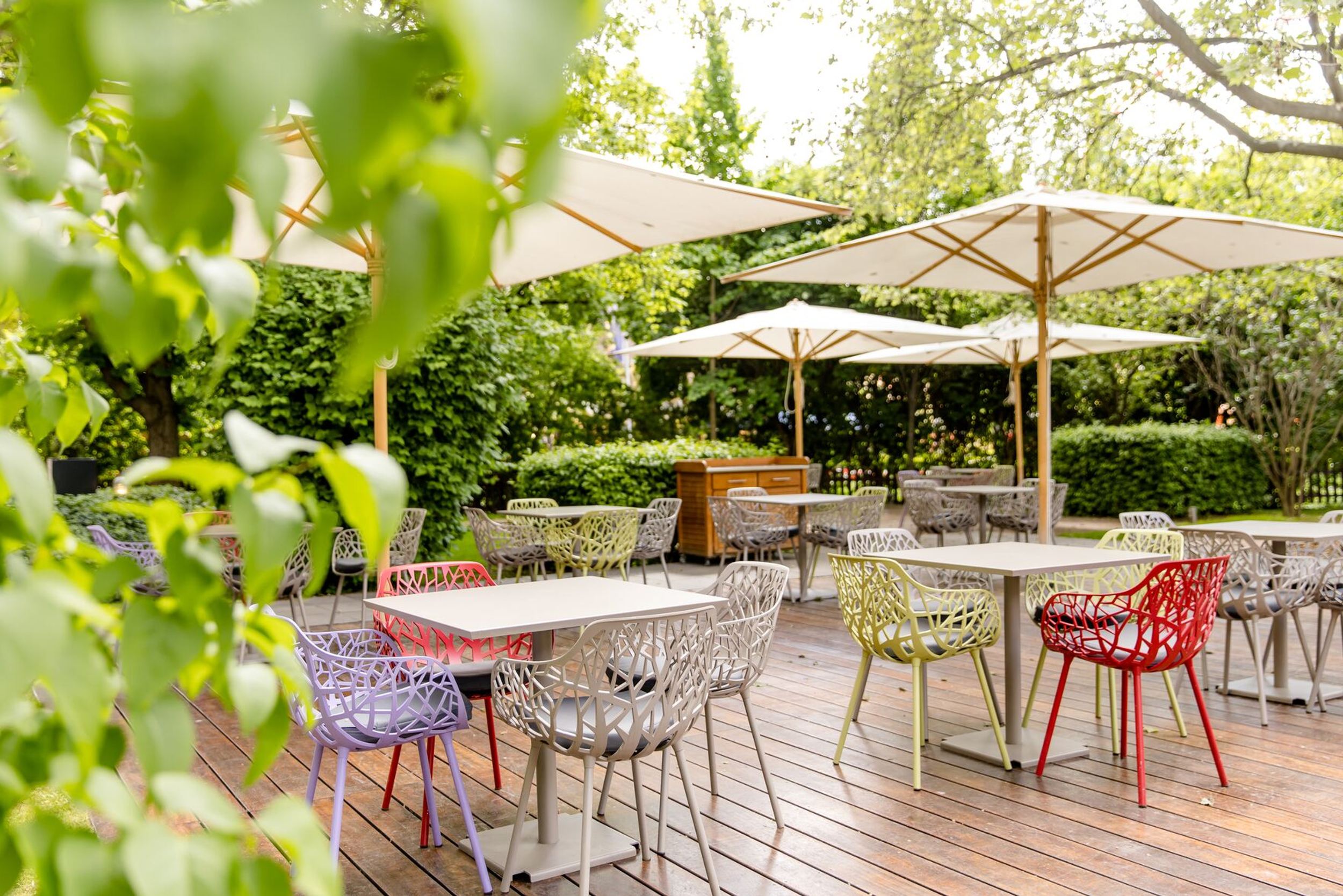 Designhotel Wien Prater Motel One Terrasse mit Tischen, Stühlen und Sonnenschirmen