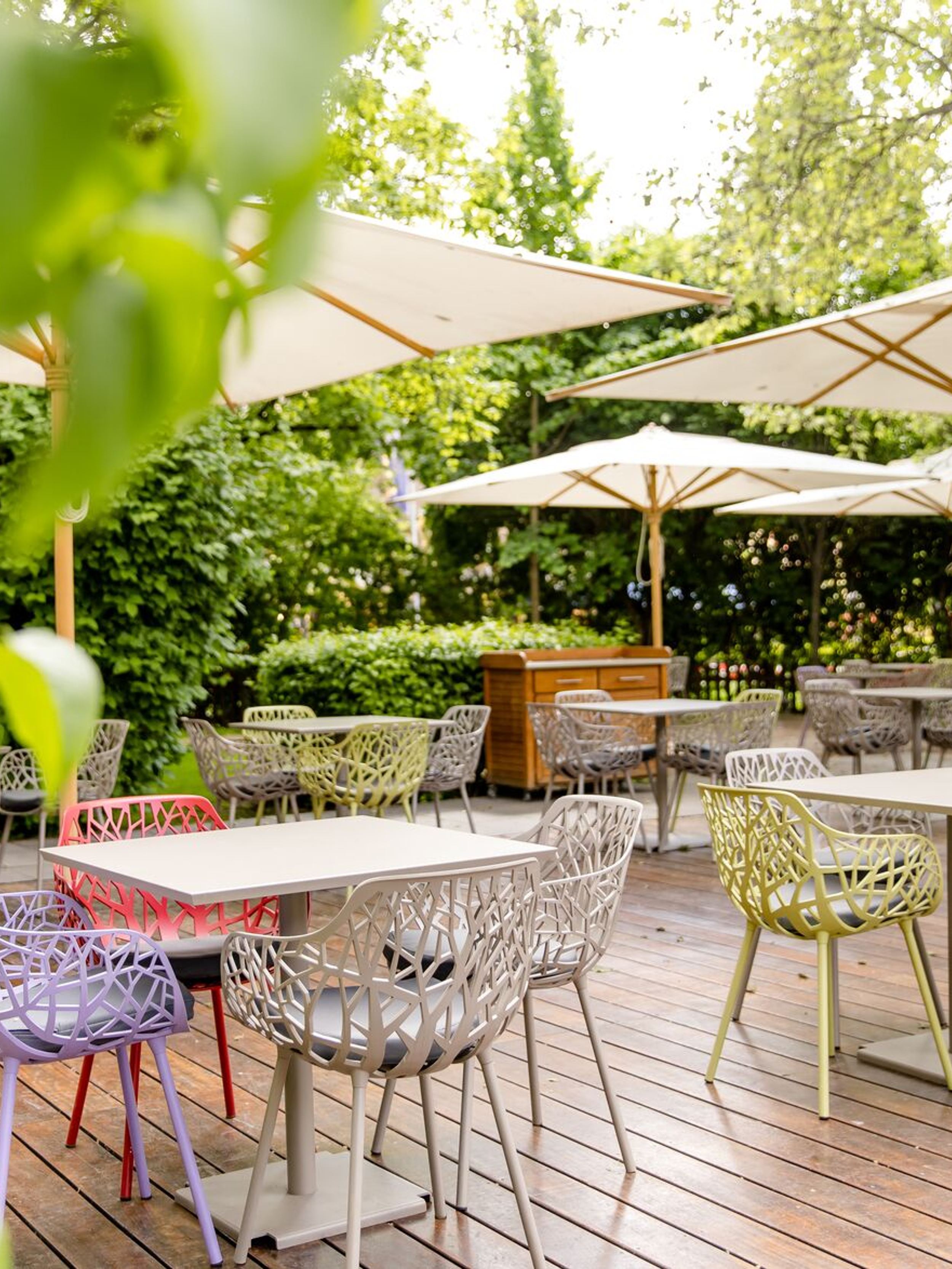 Designhotel Wien Prater Motel One Terrasse mit Tischen, Stühlen und Sonnenschirmen