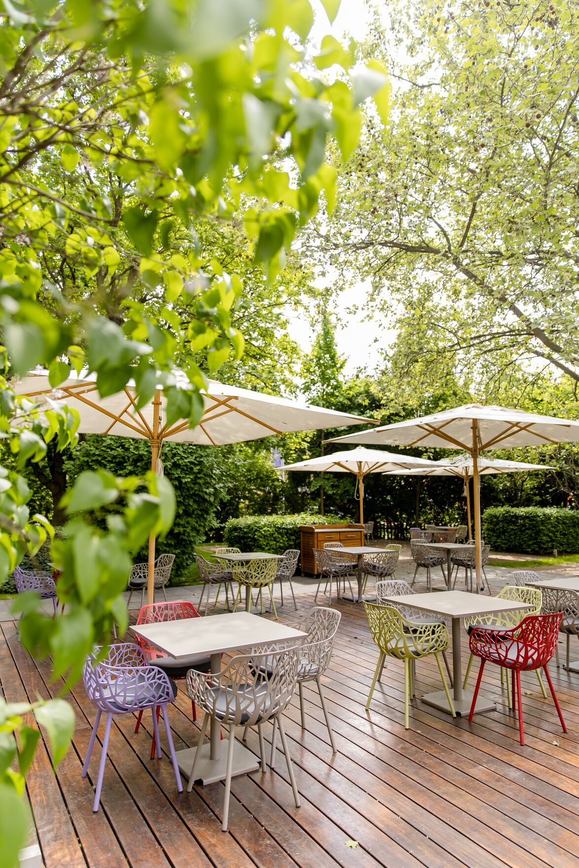 Designhotel Wien Prater Motel One Terrasse mit Sitzgelegenheiten