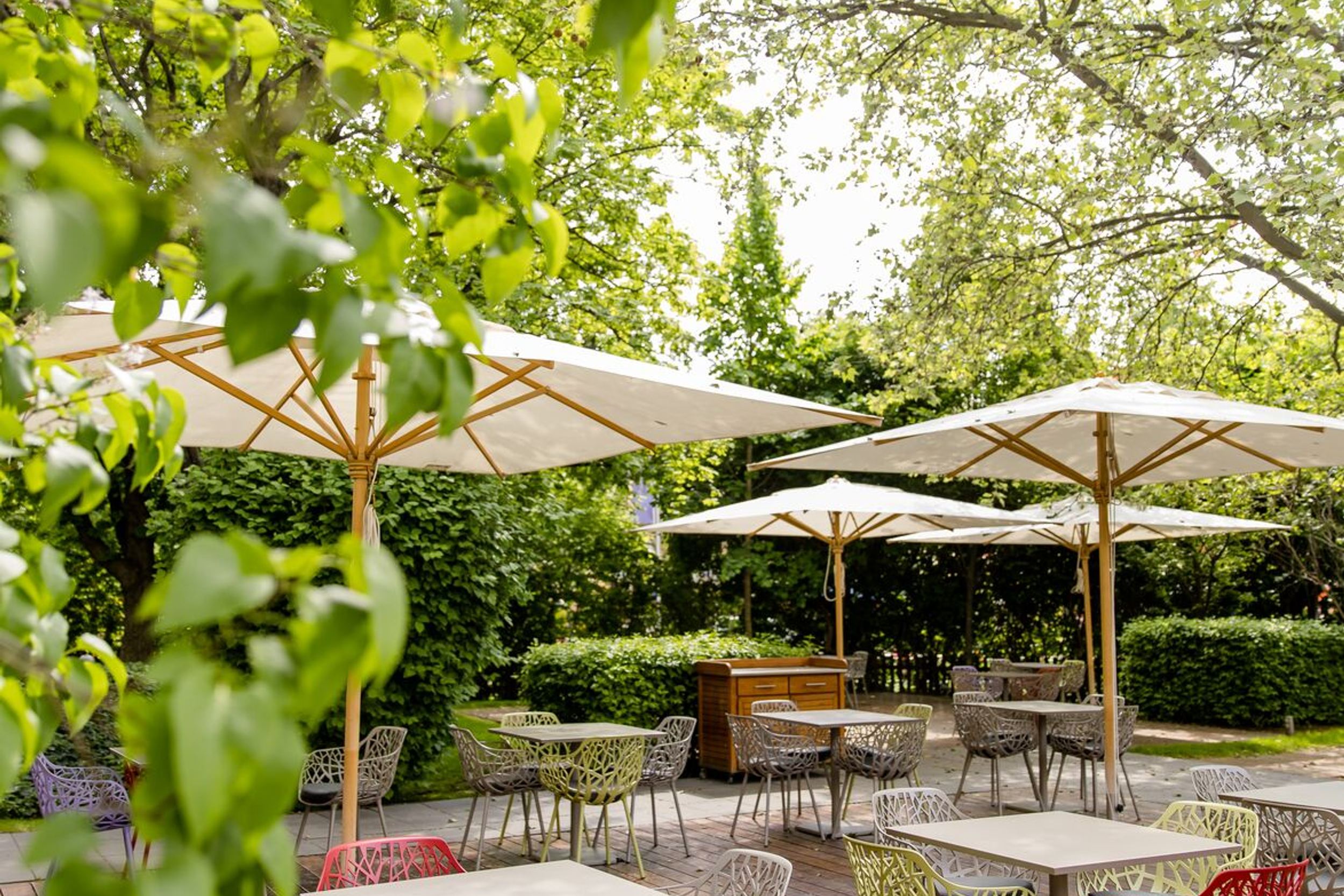 Designhotel Wien Prater Motel One Terrasse mit Sitzgelegenheiten