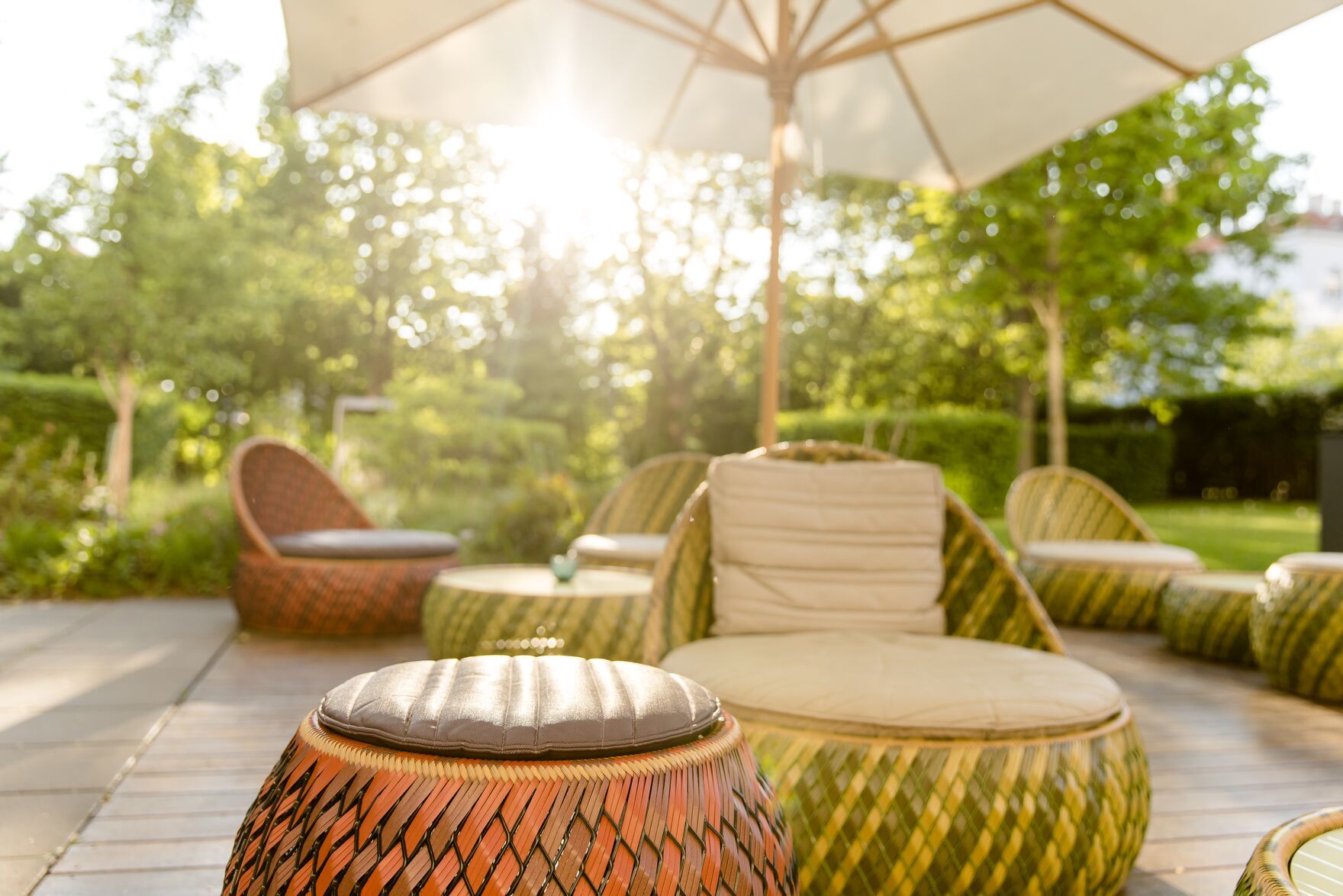 Hotel Wien Prater Motel One Terrasse mit Sitzgelegenheiten und Sonnenstrahlen