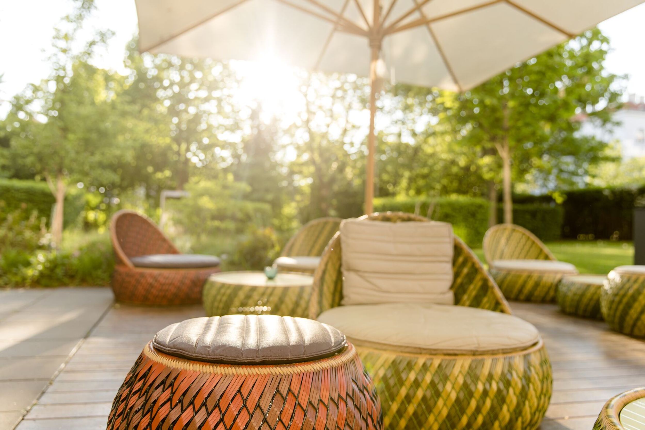 Hotel Wien Prater Motel One Terrasse mit Sitzgelegenheiten und Sonnenstrahlen