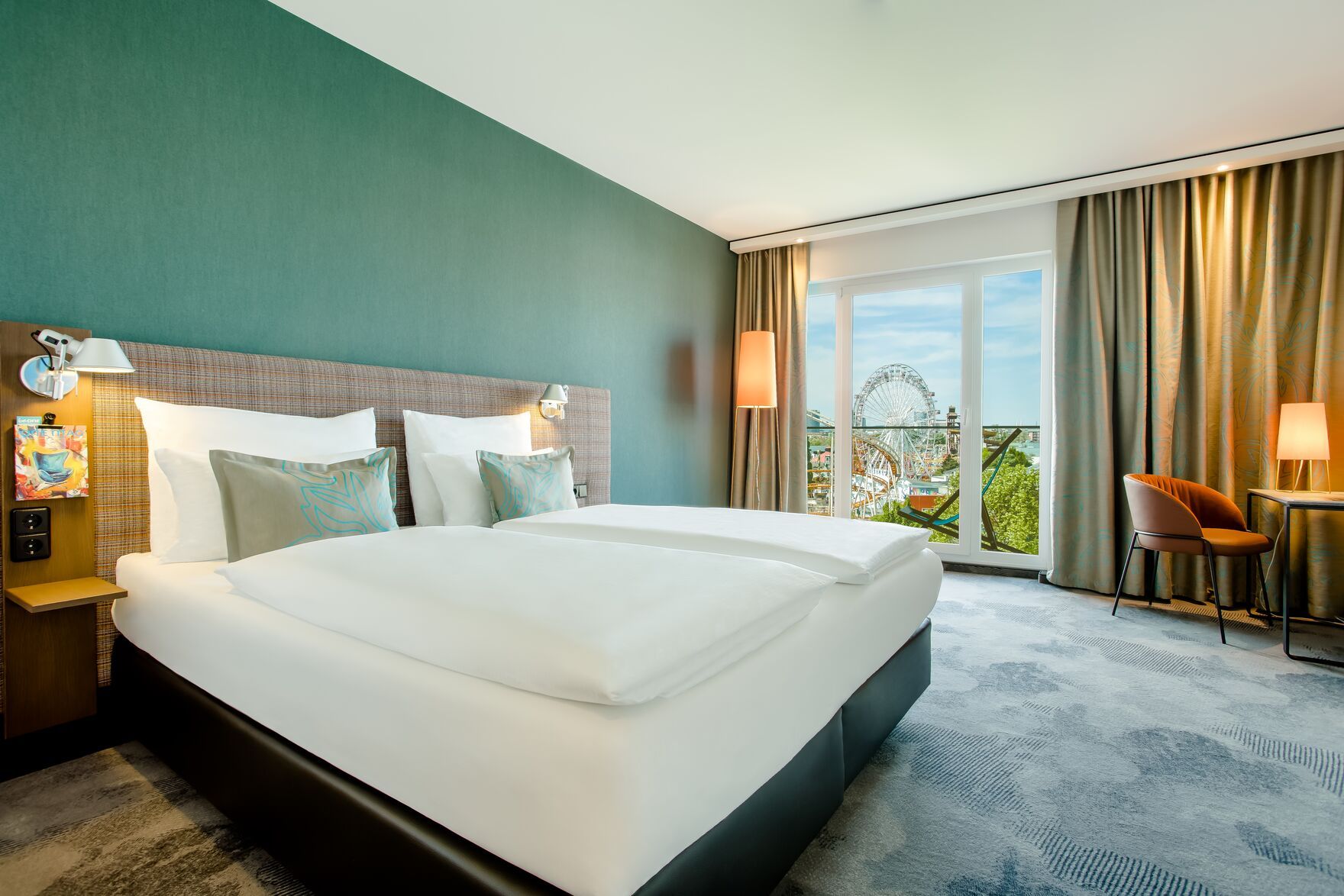 Hotel Wien Prater Motel One helles Zimmer mit komfortablem Doppelbett