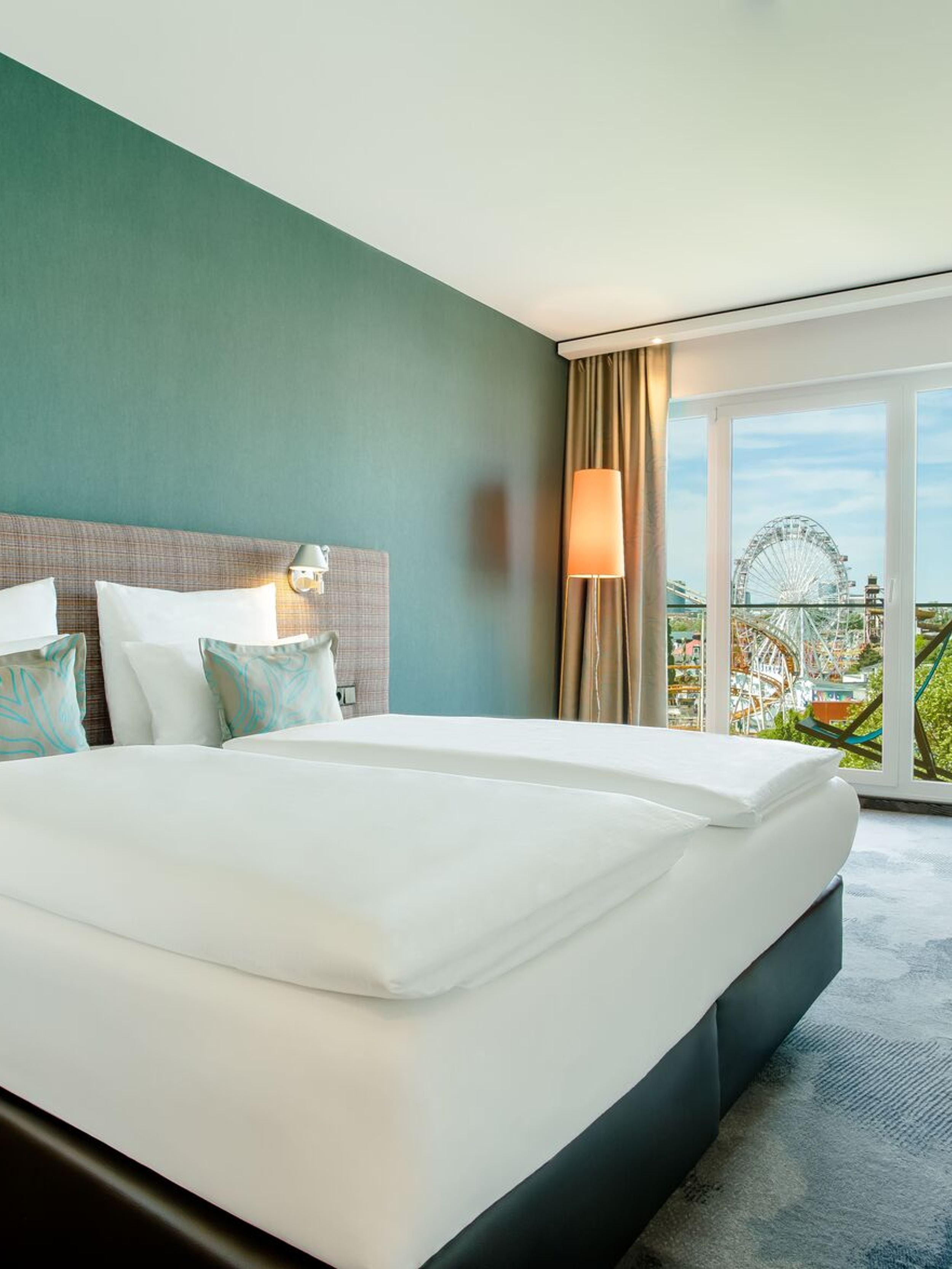 Hotel Wien Prater Motel One helles Zimmer mit komfortablem Doppelbett