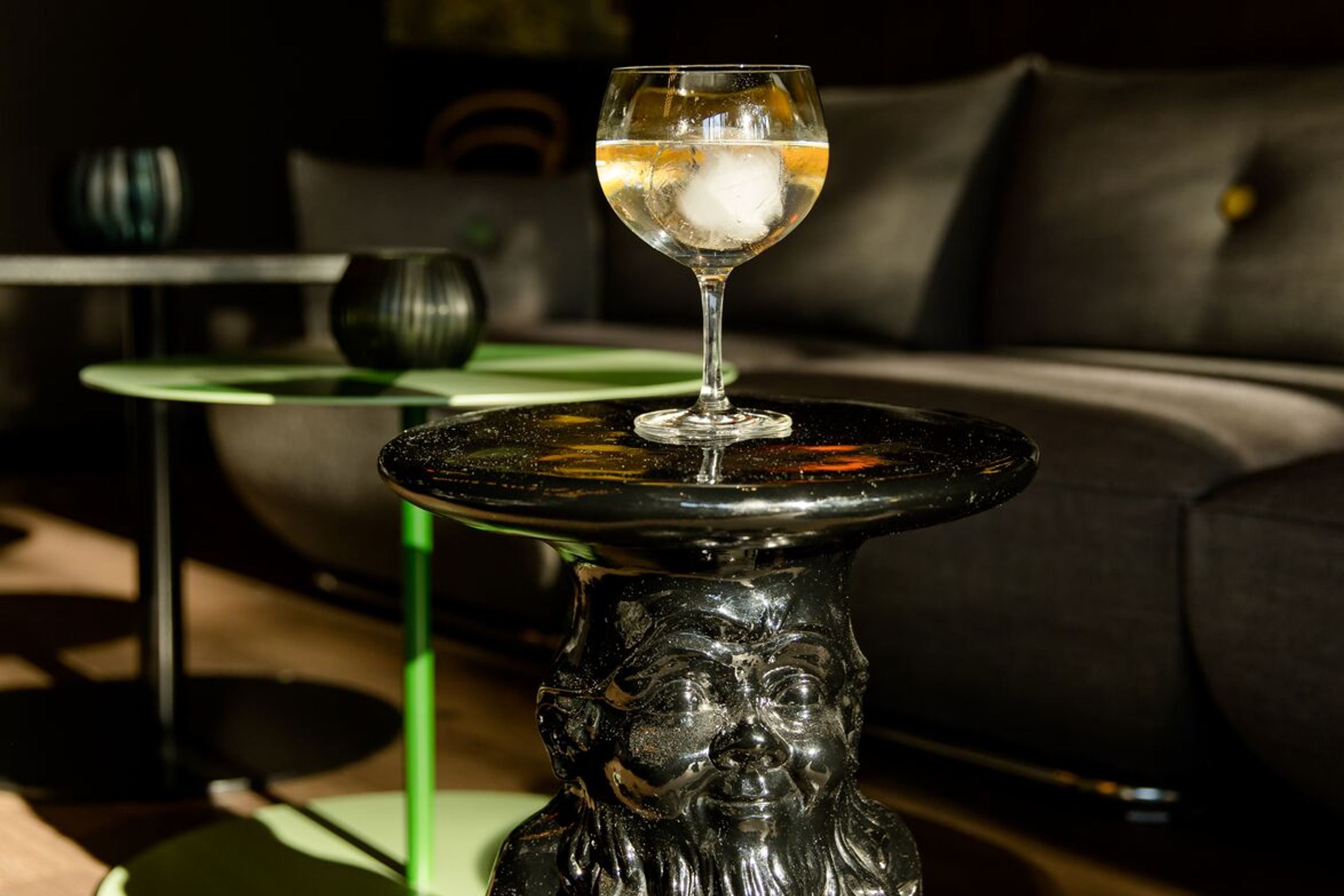 Designhotel Wien Prater Motel One Lounge Getränk auf Tisch