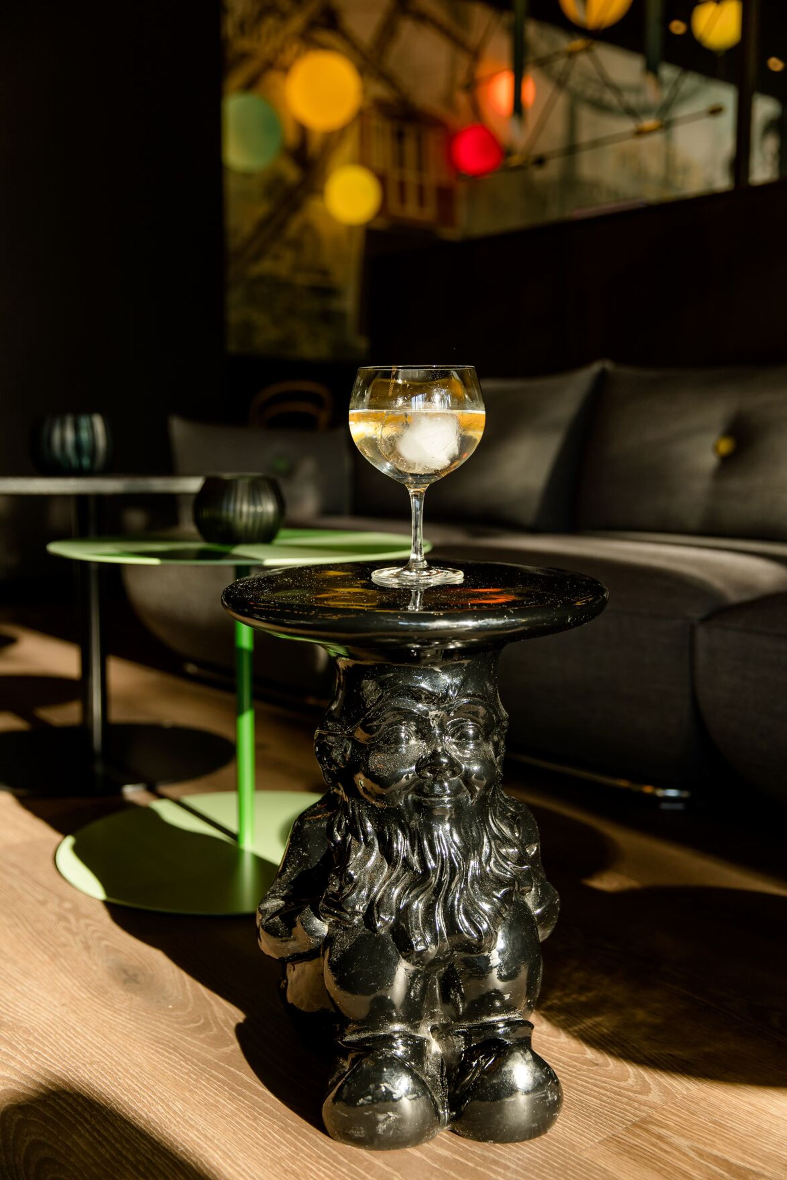 Designhotel Wien Prater Motel One Lounge Getränk auf Tisch