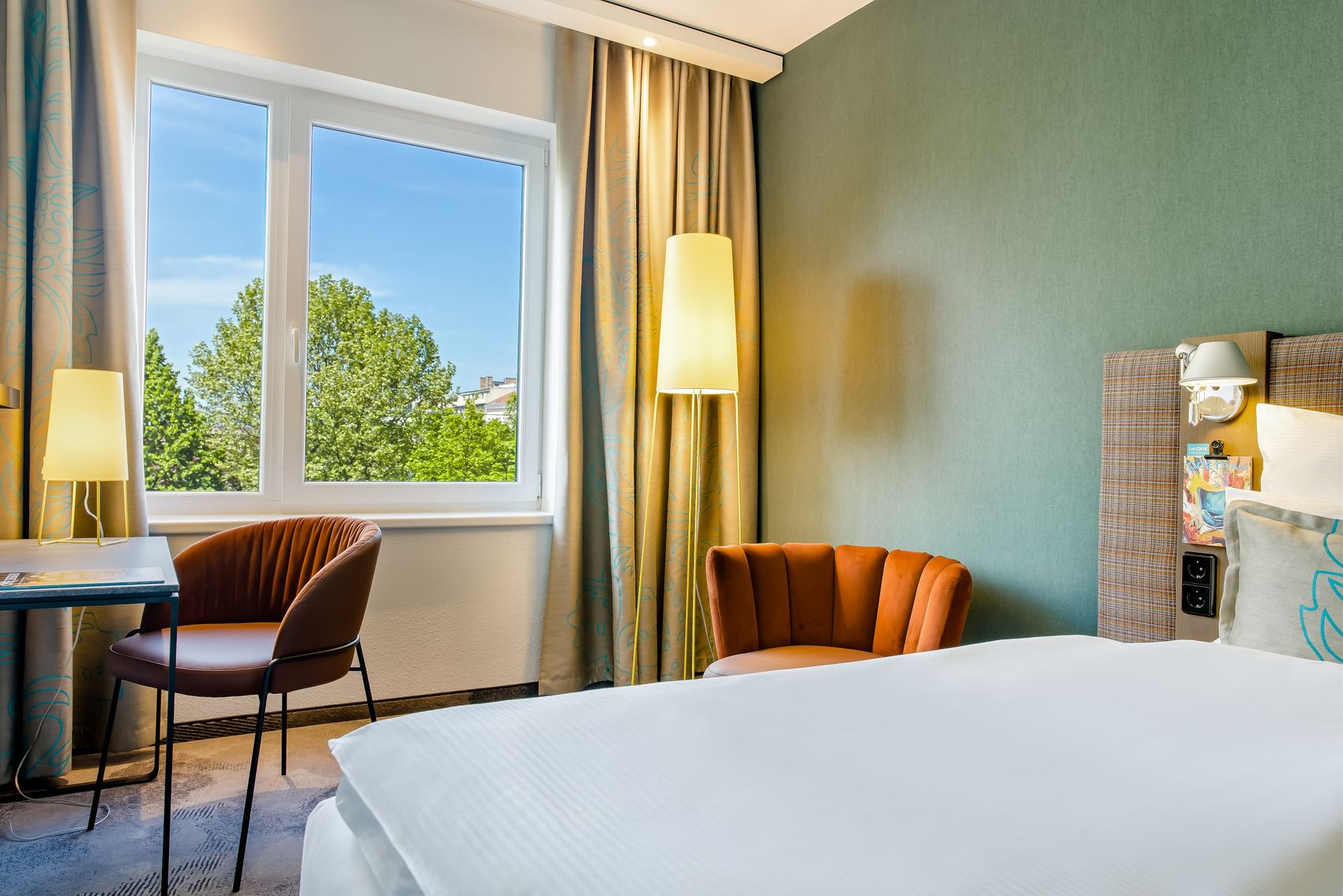 Designhotel Wien Prater Motel One Blick in Hotelzimmer mit Bett und Stuhl