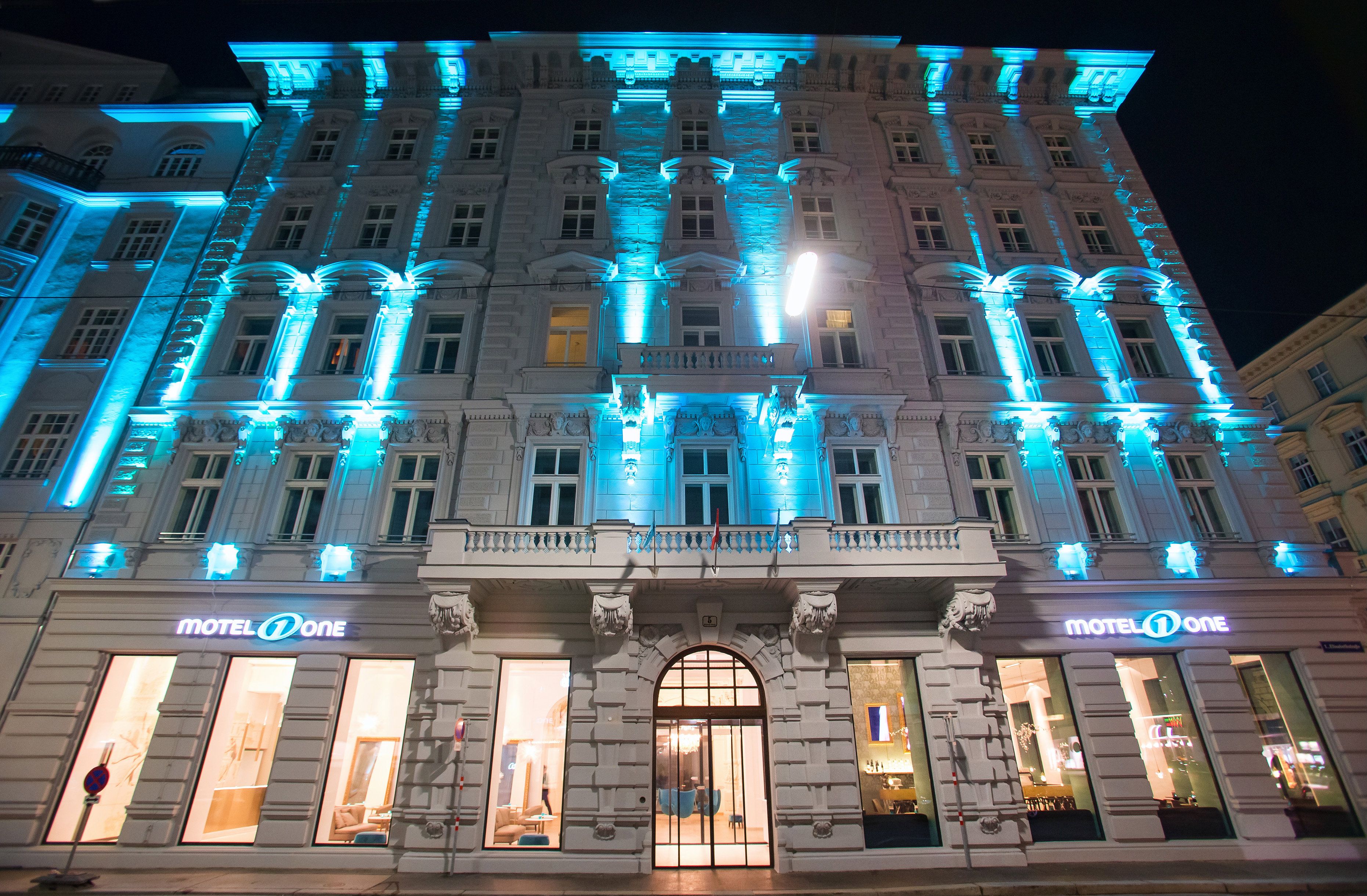 Hotel Wien Staatsoper Motel One Fassade bei Abend