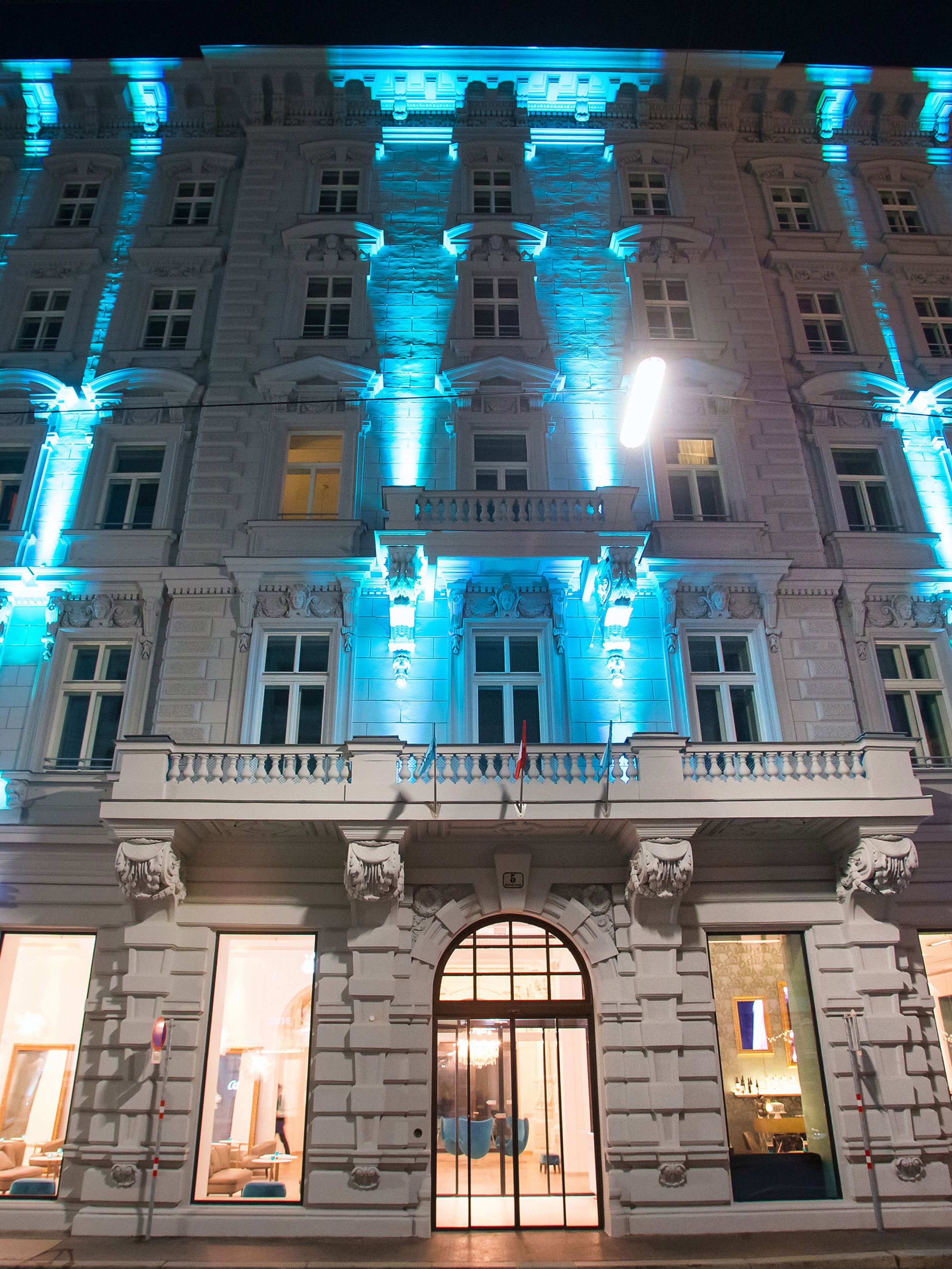 Hotel Wien Staatsoper Motel One Fassade bei Abend