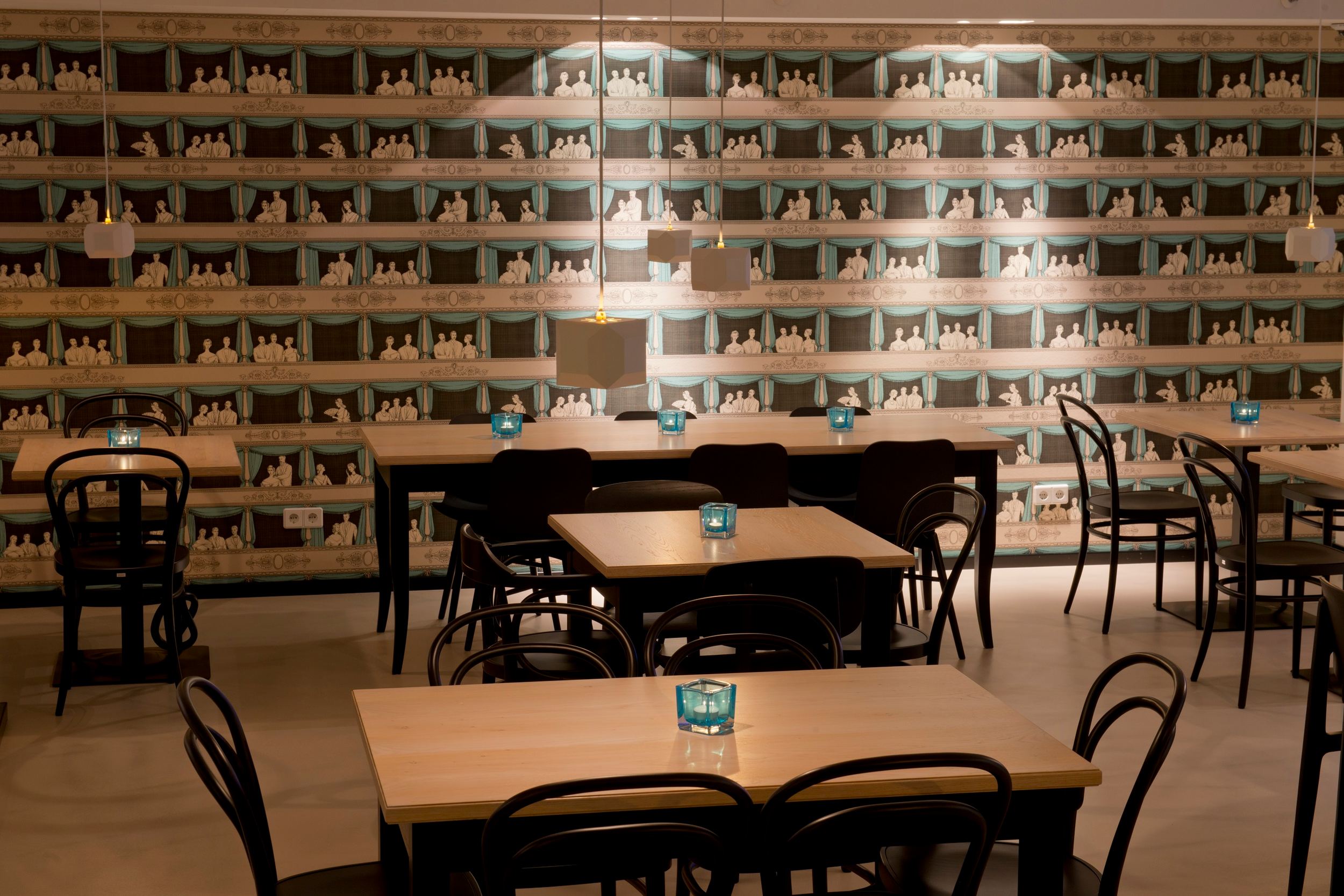 Hotel Wien Staatsoper Motel One Tische und Stühle