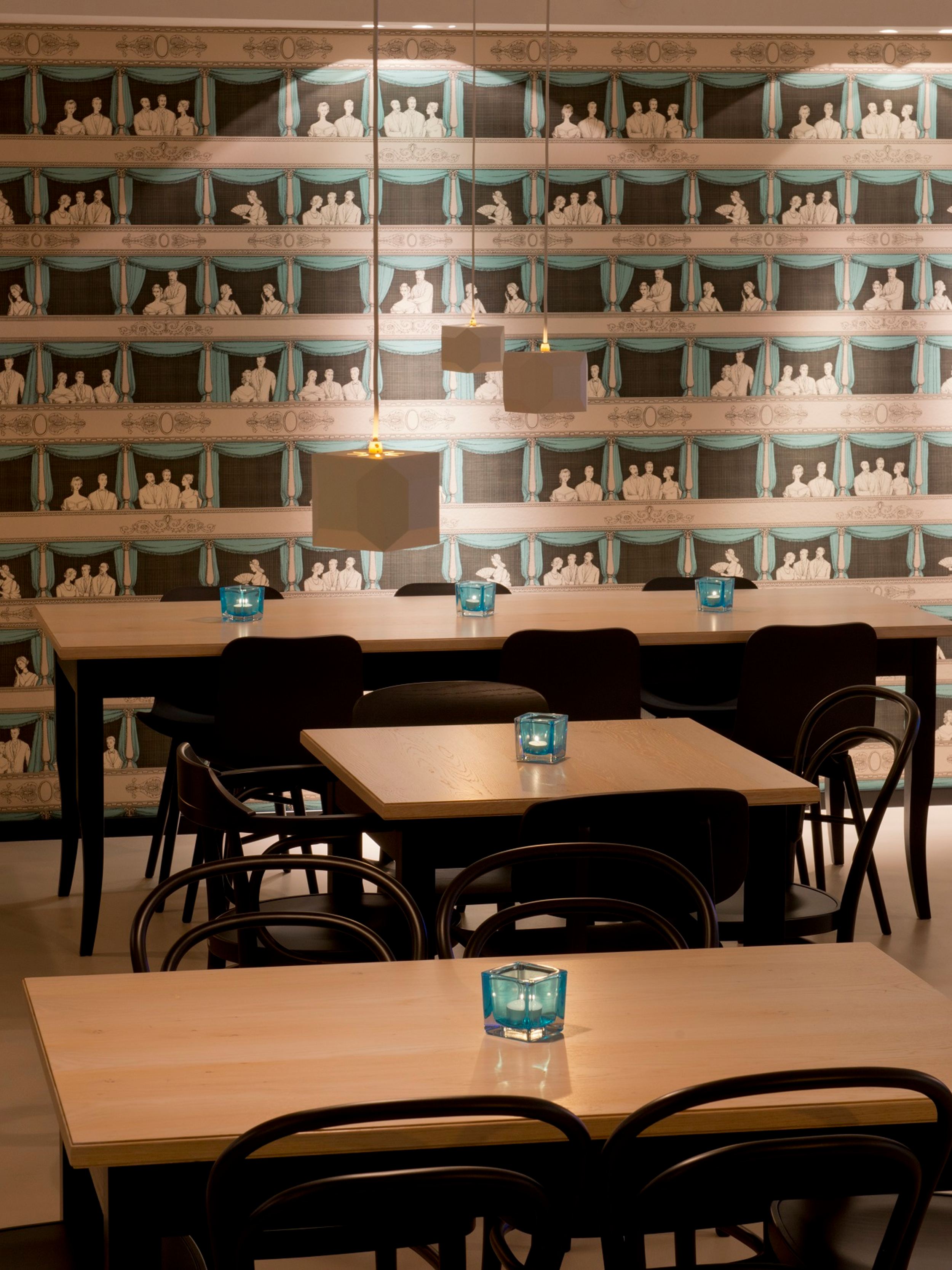 Hotel Wien Staatsoper Motel One Tische und Stühle