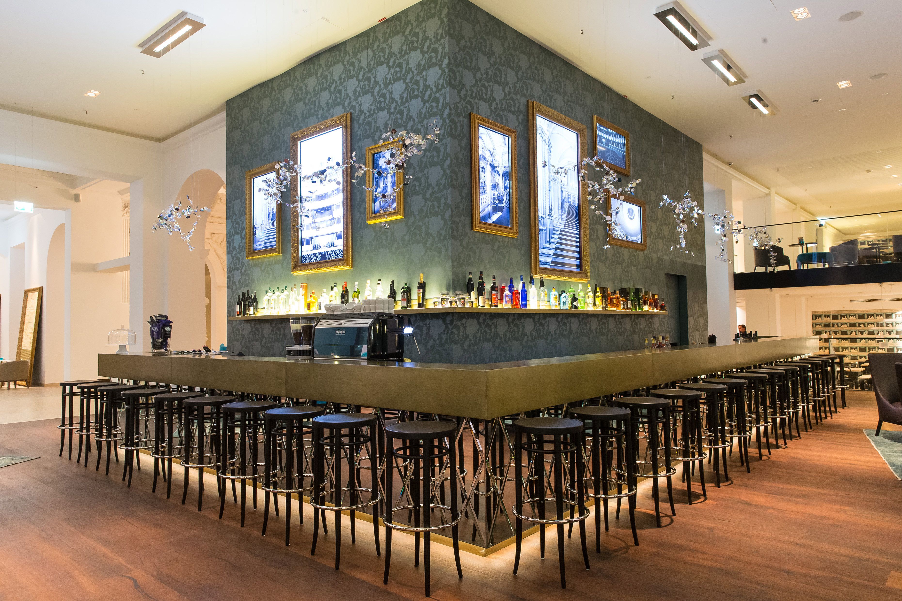 Hotel Wien Staatsoper Motel One Bar mit Barhockern