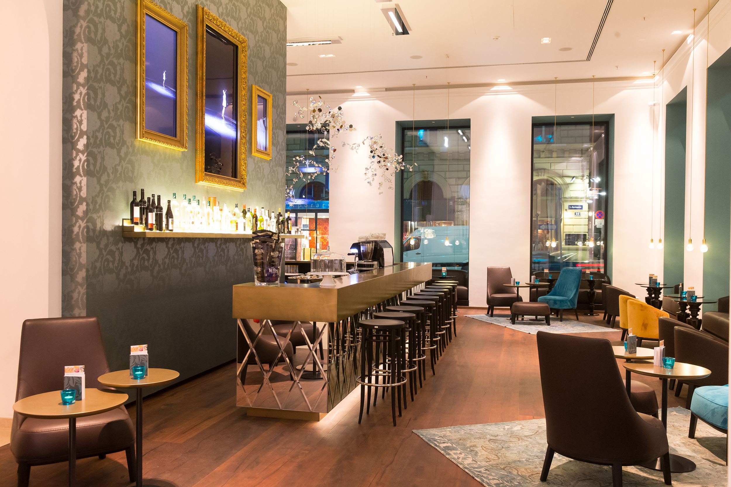 Hotel Wien Staatsoper Motel One Lounge mit Sitzgelegenheiten
