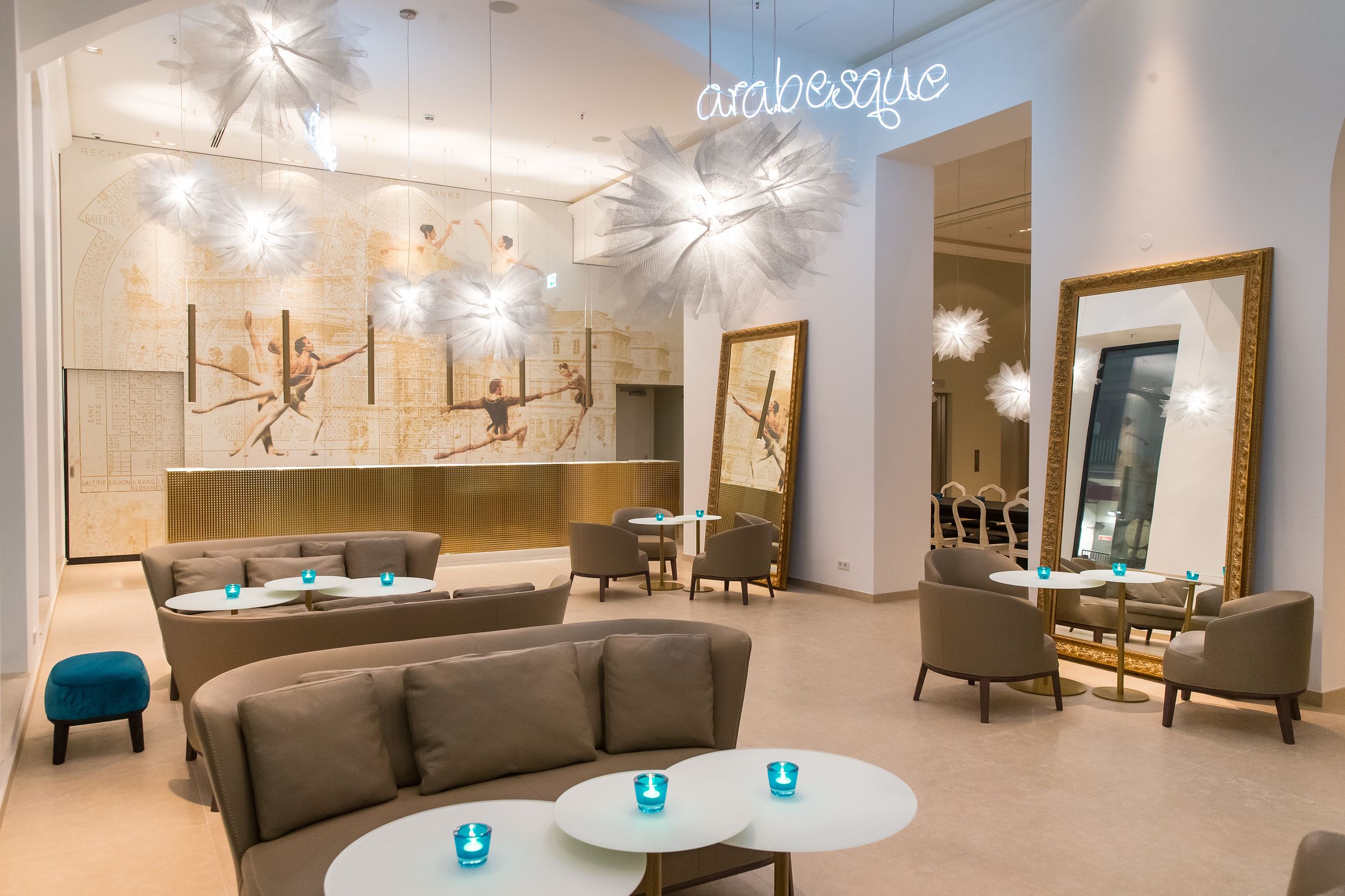 Hotel Wien Staatsoper Motel One Lounge mit Sesseln und Couch