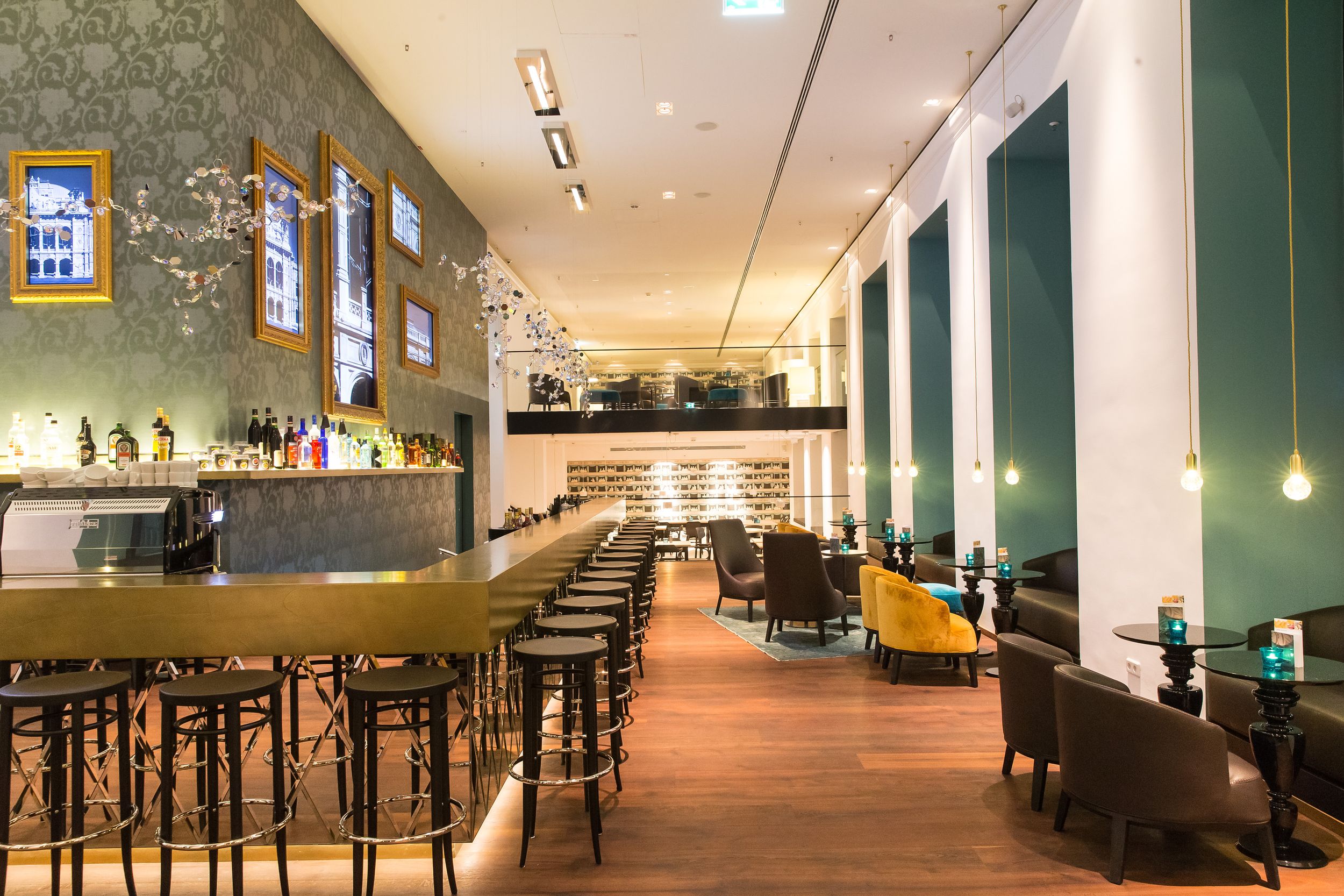 Hotel Wien Staatsoper Motel One Barbereich mit Sitzgelegenheiten