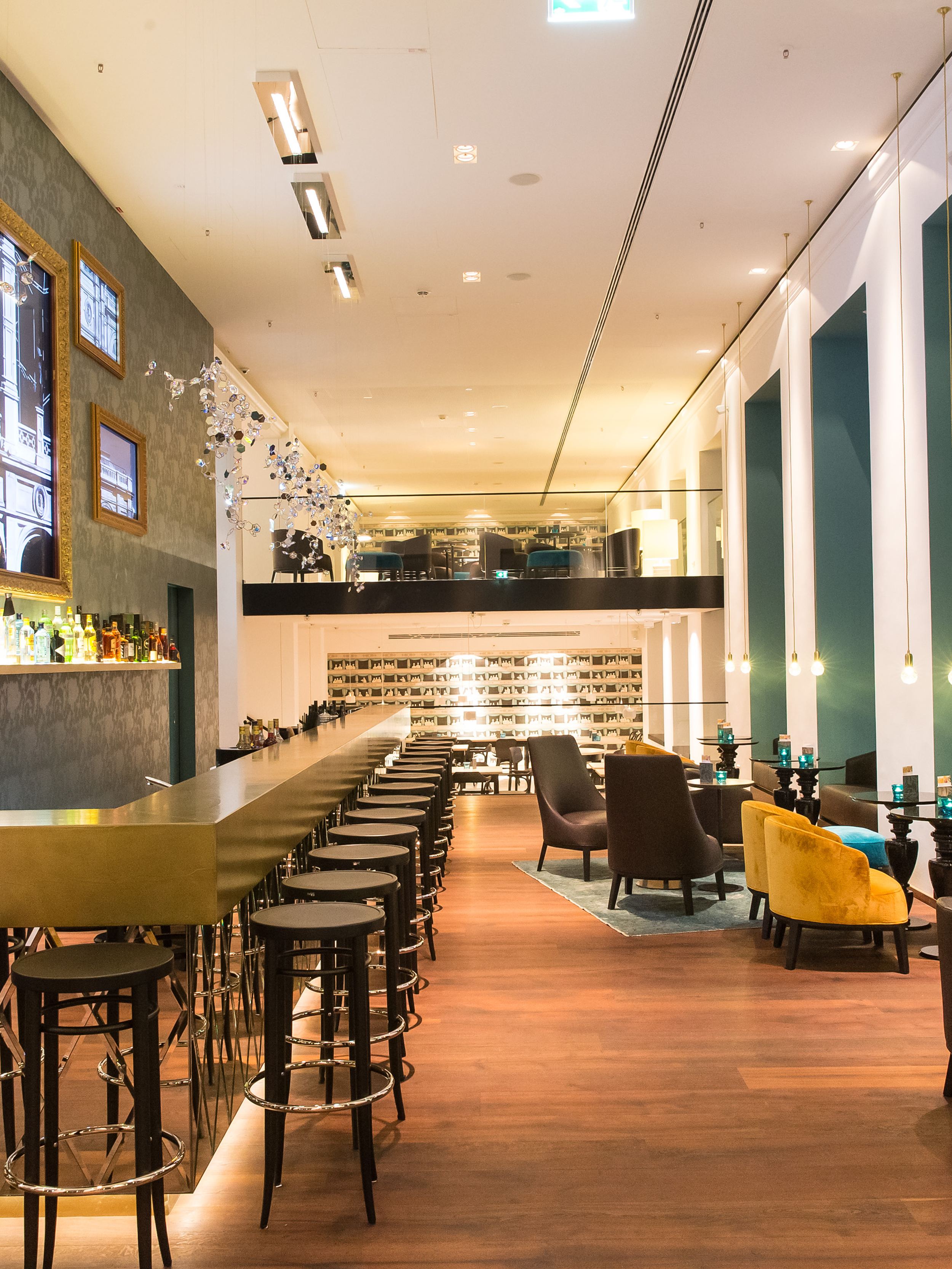 Hotel Wien Staatsoper Motel One Barbereich mit Sitzgelegenheiten