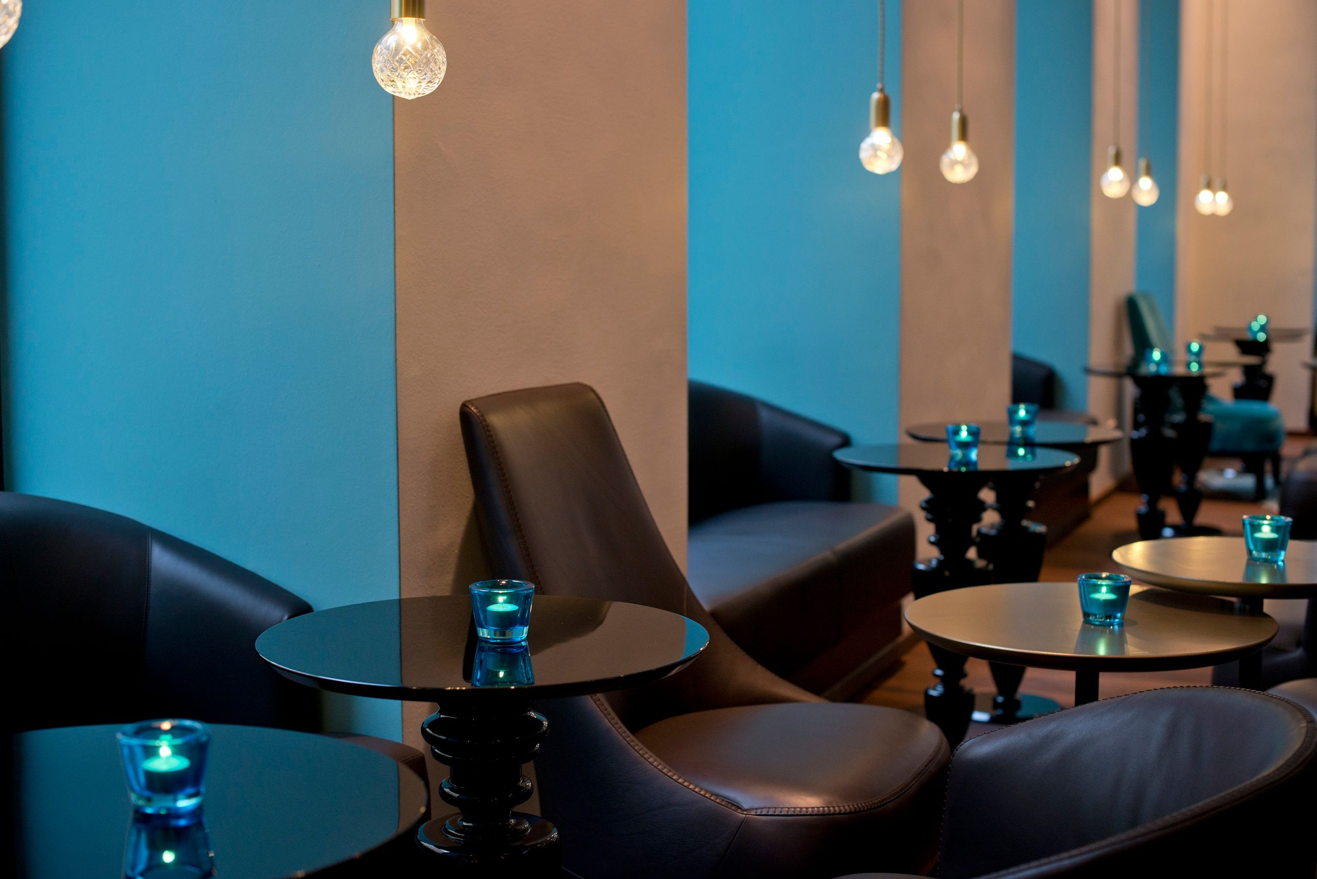 Hotel Wien Staatsoper Motel One Tische und Stühle