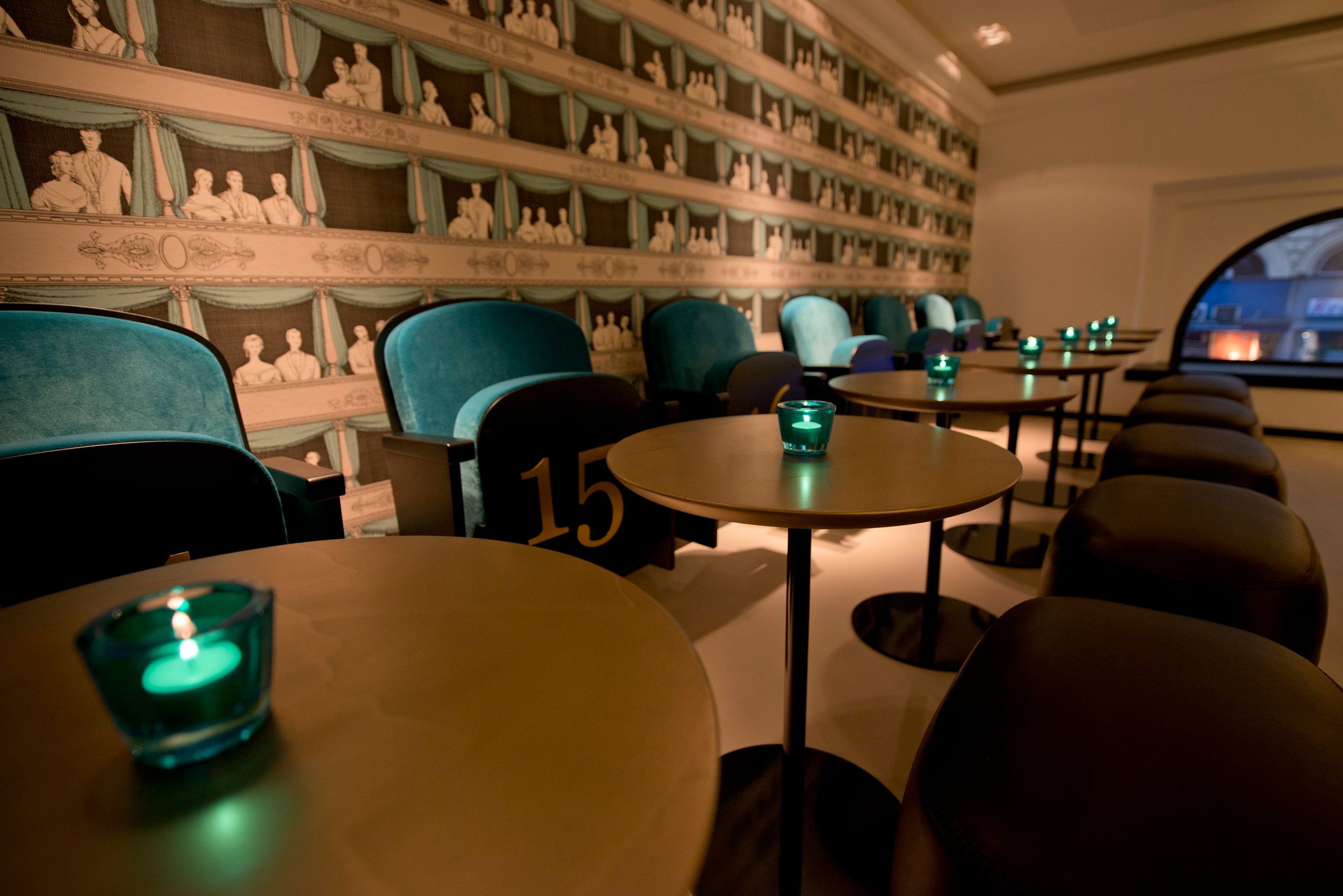 Hotel Wien Staatsoper Motel One Tische und Stühle bei Abend
