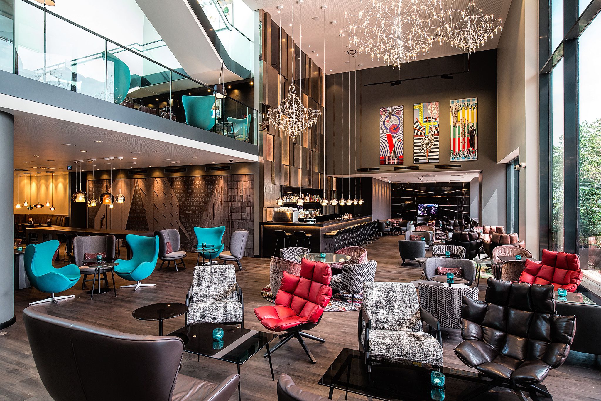Motel One Wien Westbahnhof Lounge mit bunter Einrichtung und Design
