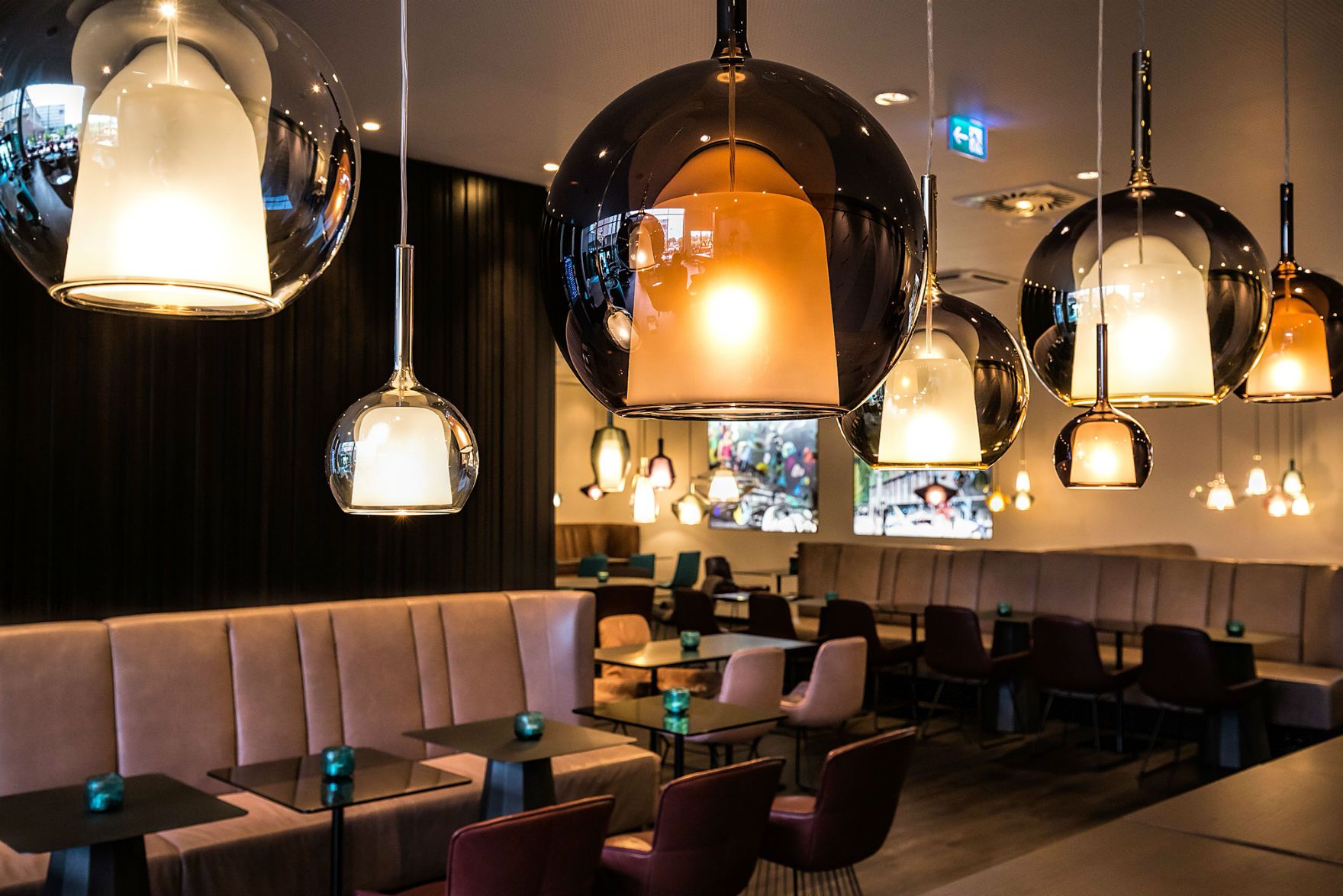 Designhotel Wien Westbahnhof Motel One Barbereich mit Sitzmöglichkeiten