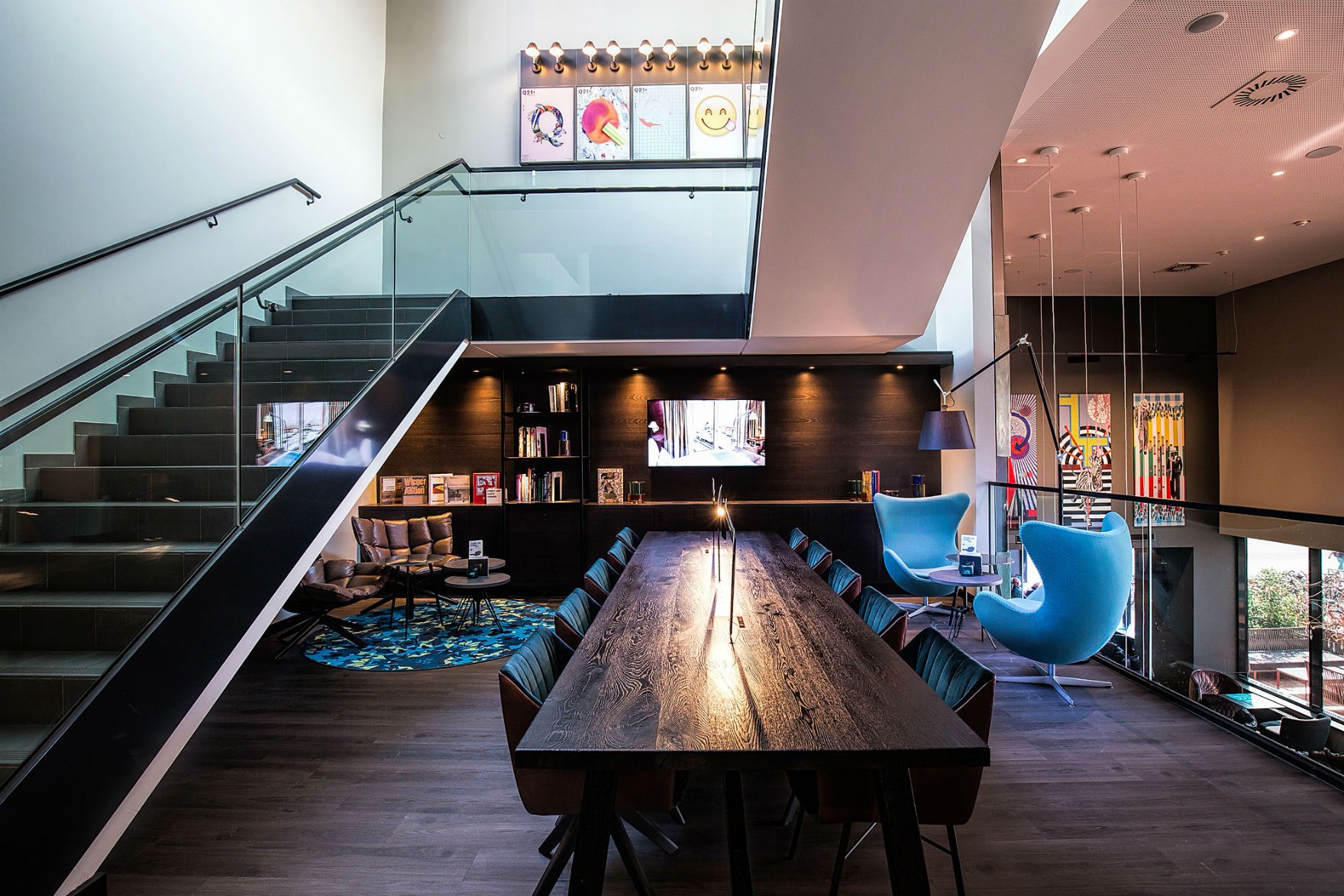 Designhotel Wien Westbahnhof Motel One offener Arbeitsbereich mit langem Tisch und Stühlen