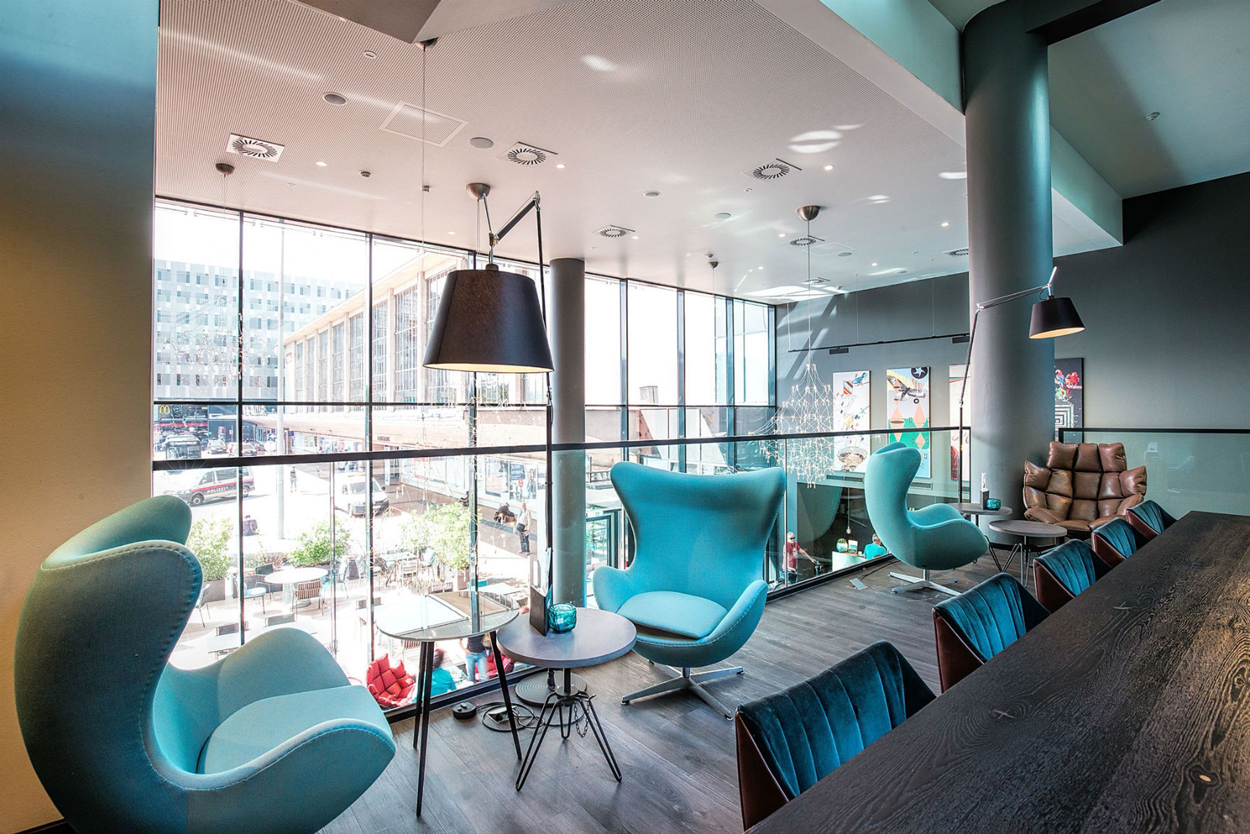 Designhotel Wien Westbahnhof Motel One Workbench mit langem Tisch, Stühlen und Egg Chair